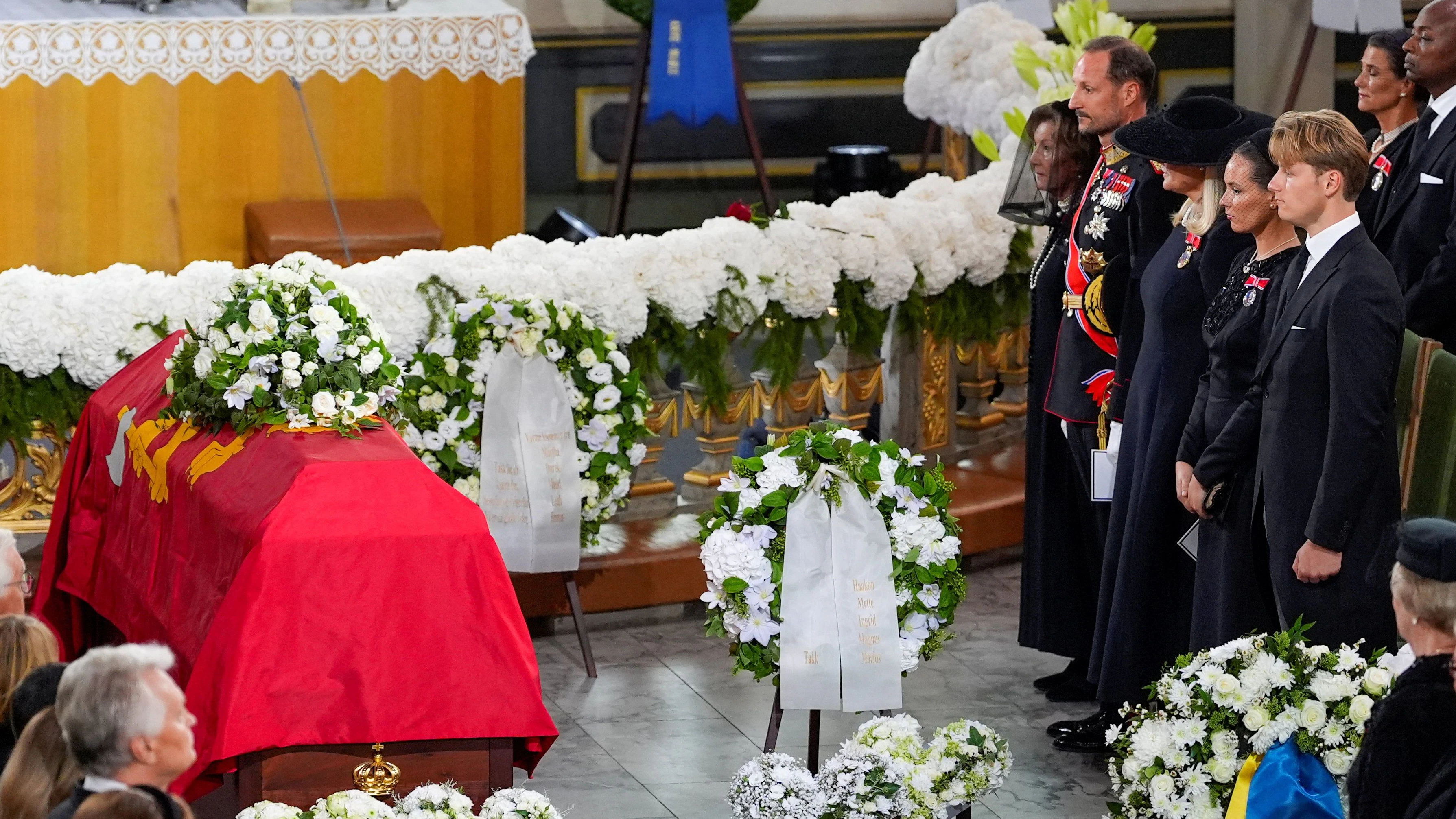 Königin Sonja, König Haakon, Königin Mette-Marit, Kronprinzessin Ingrid Alexandra und Prinz Sverre Magnus nahmen am 9. September 2026 im Osloer Dom in Oslo, Norwegen, an der Trauerfeier für den verstorbenen König Harald von Norwegen teil. Gemeinsam standen sie während der Zeremonie im Dom und erwiesen dem langjährigen Monarchen die letzte Ehre.