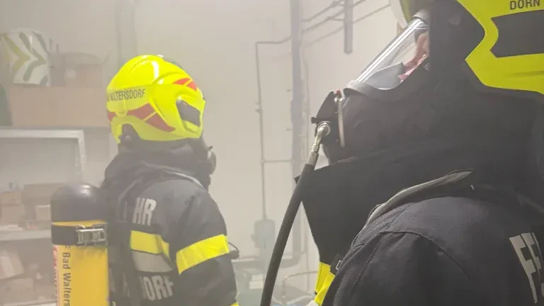 In den frühen Morgenstunden wurde die Feuerwehr Bad Waltersdorf mittels Sirenenalarms durch Florian Steiermark zu einem Brandmeldeanlagenalarm in einen ortsansässigen Hotelbetrieb alarmiert