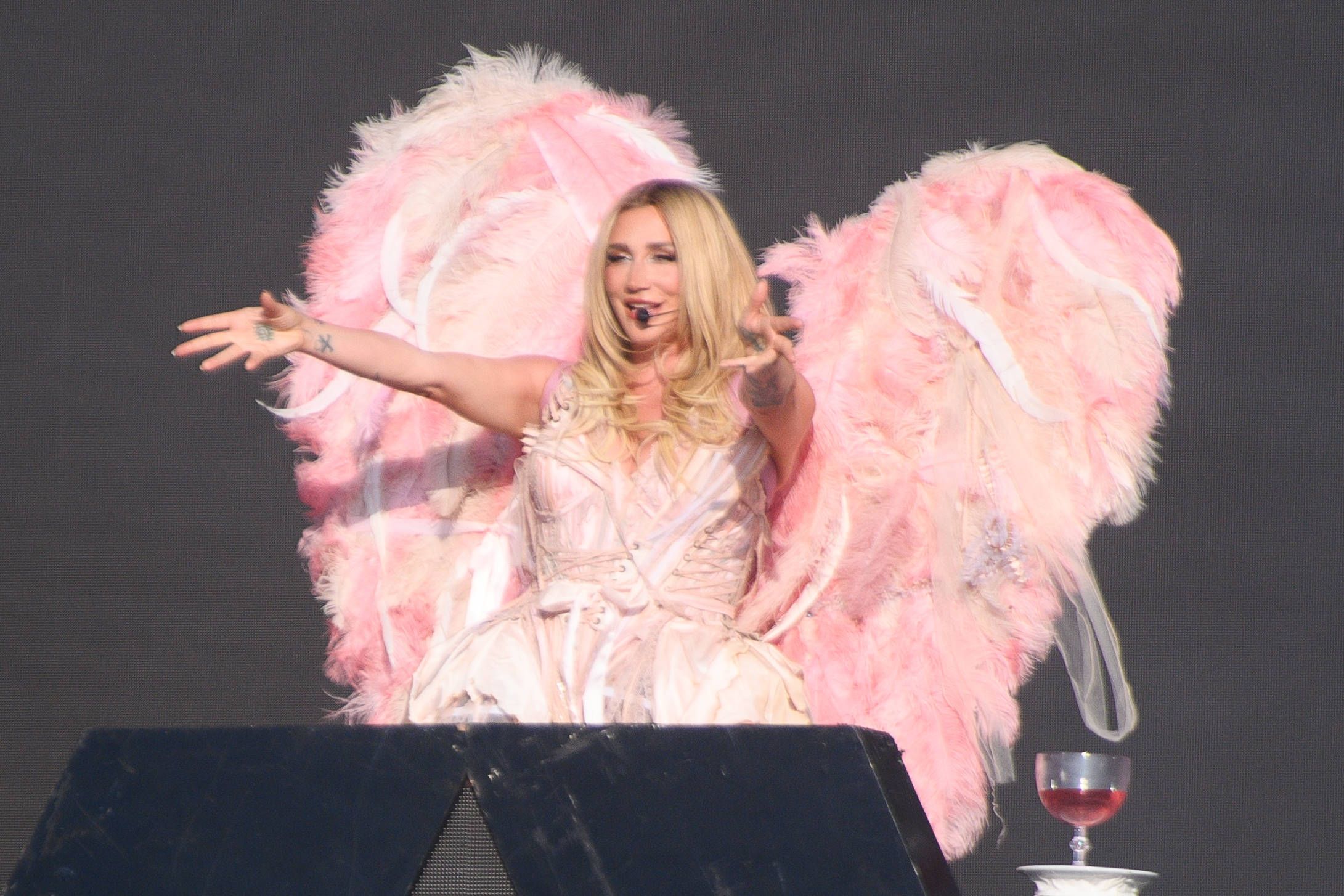 Heute.at - Ekel bei Konzert: Fan schenkt Kesha warme Zahnprothese