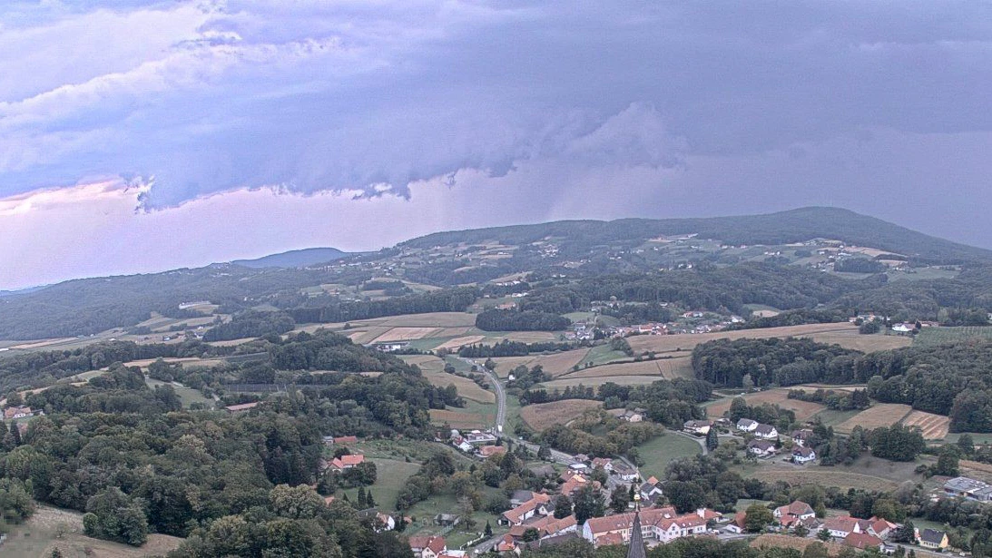 Blick auf Gewitter im steirischen Thermen- und Vulkanland.