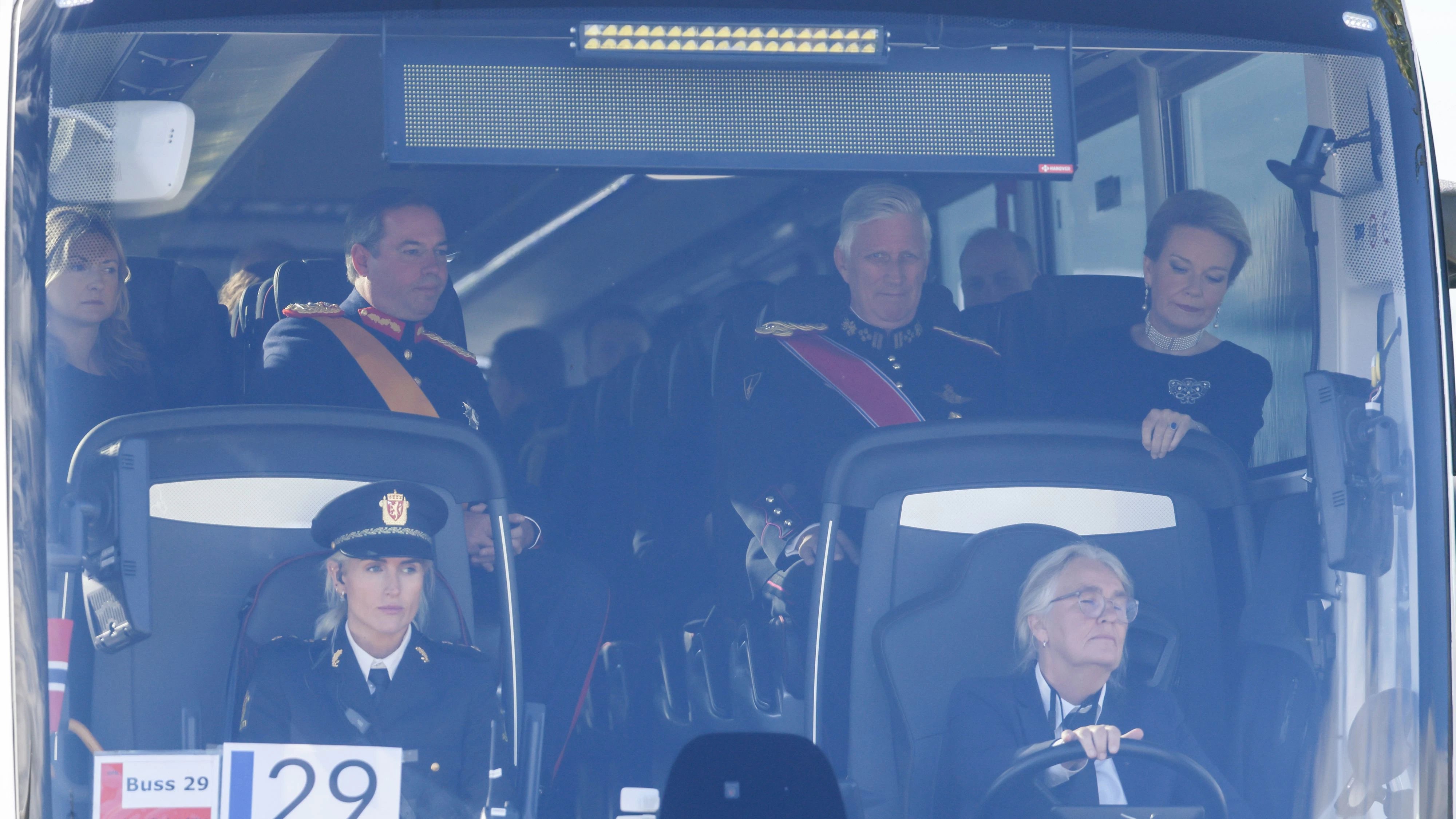 König Philippe und Königin Mathilde von Belgien treffen am Dienstagmorgen am GA-Terminal des Flughafens Gardermoen ein, um an der Beerdigung von König Harald V. teilzunehmen.