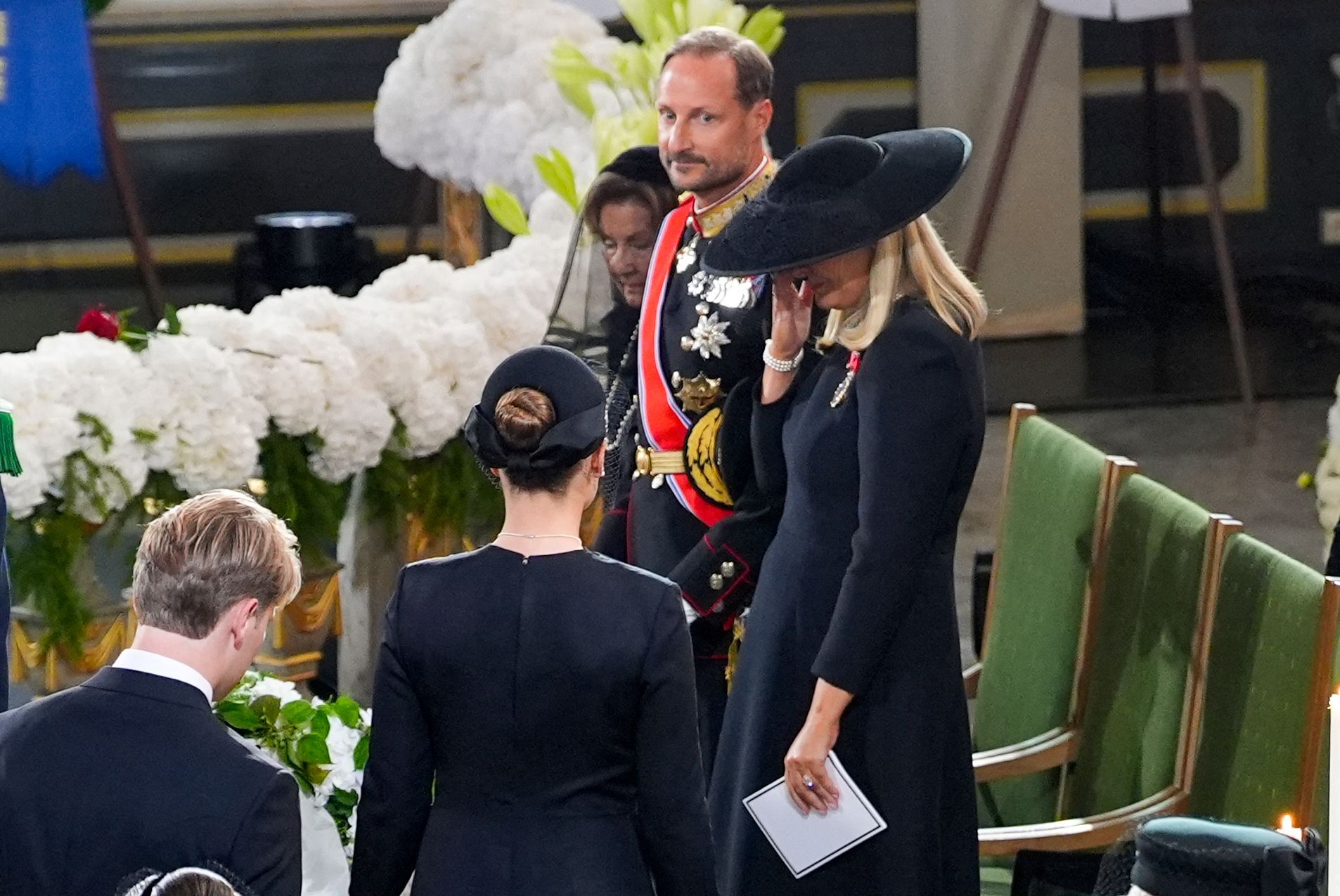 Mette-Marit zeigt sich neben König Haakon und Königin Sonja emotional im Osloer Dom.