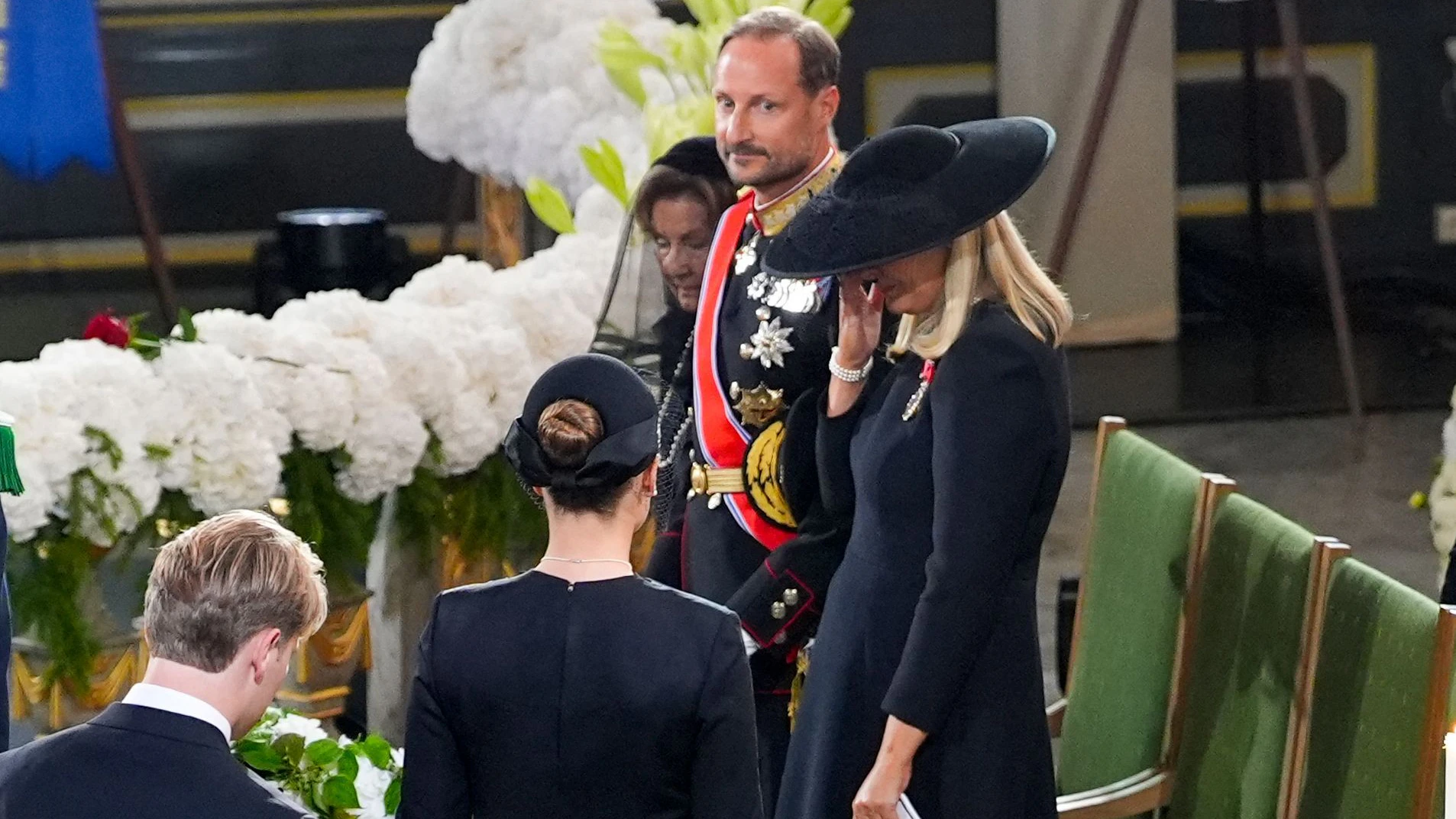Mette-Marit zeigt sich neben König Haakon und Königin Sonja emotional im Osloer Dom.