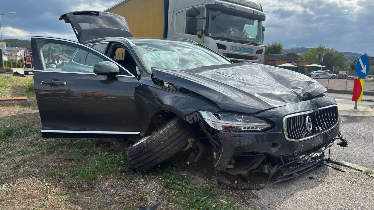 Der Pkw wurde bei dem Unfall schwer beschädigt.