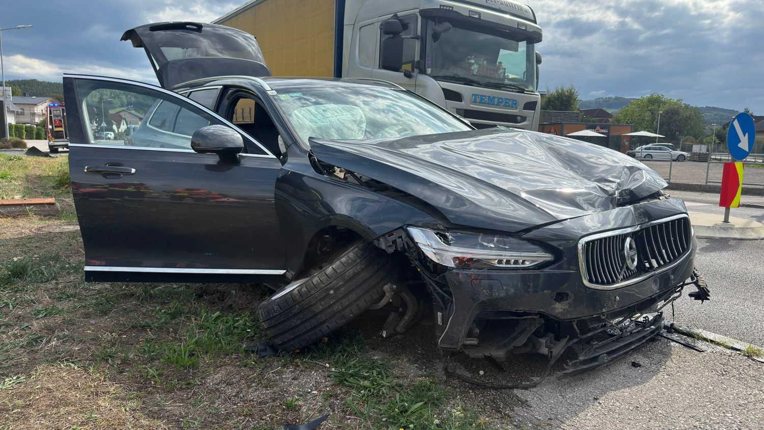 Der Pkw wurde bei dem Unfall schwer beschädigt.