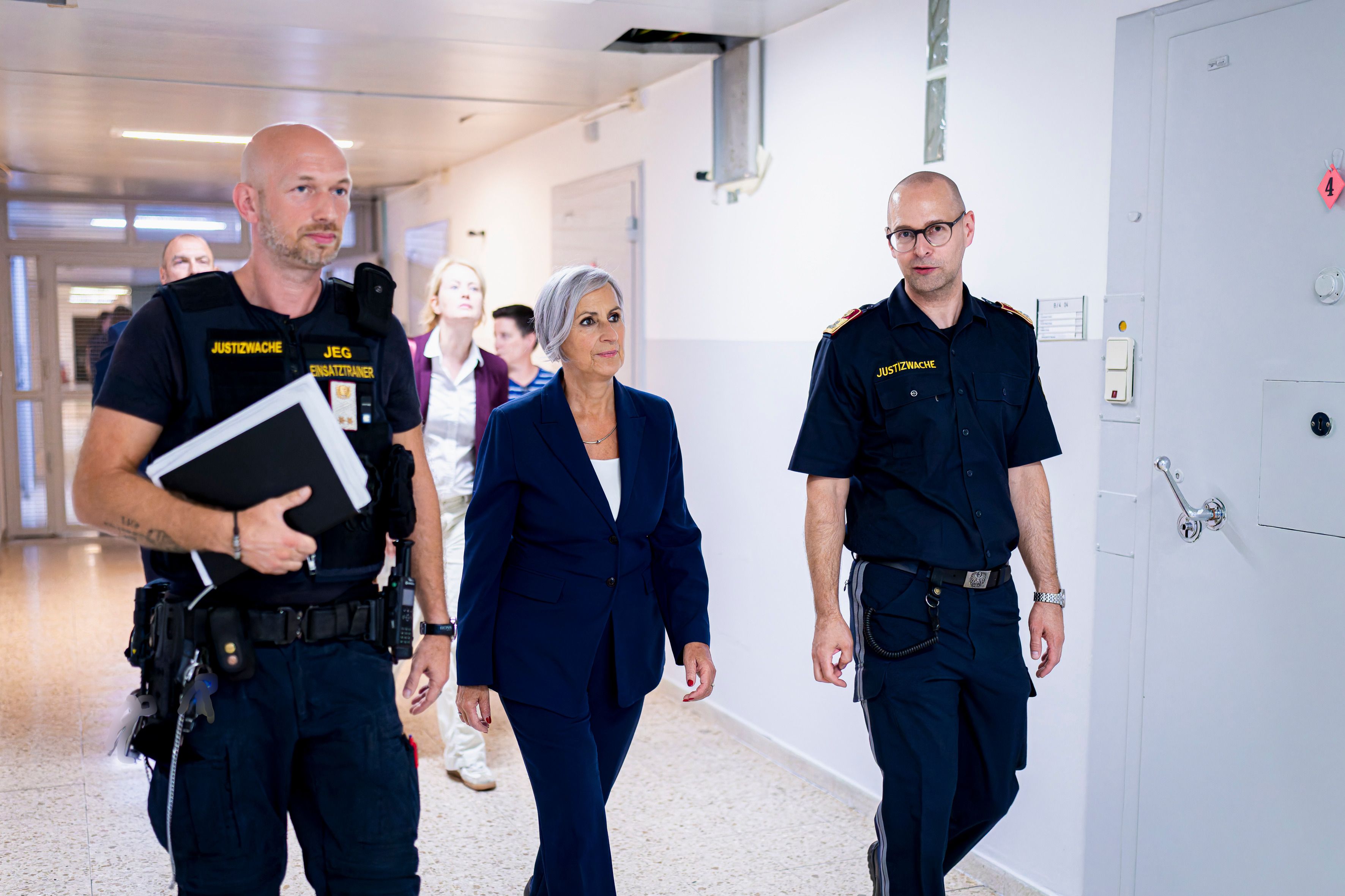 Justizministerin Anna Sporrer (SPÖ) machte sich in der Justizanstalt Josefstadt persönlich ein Bild von der Situation.
