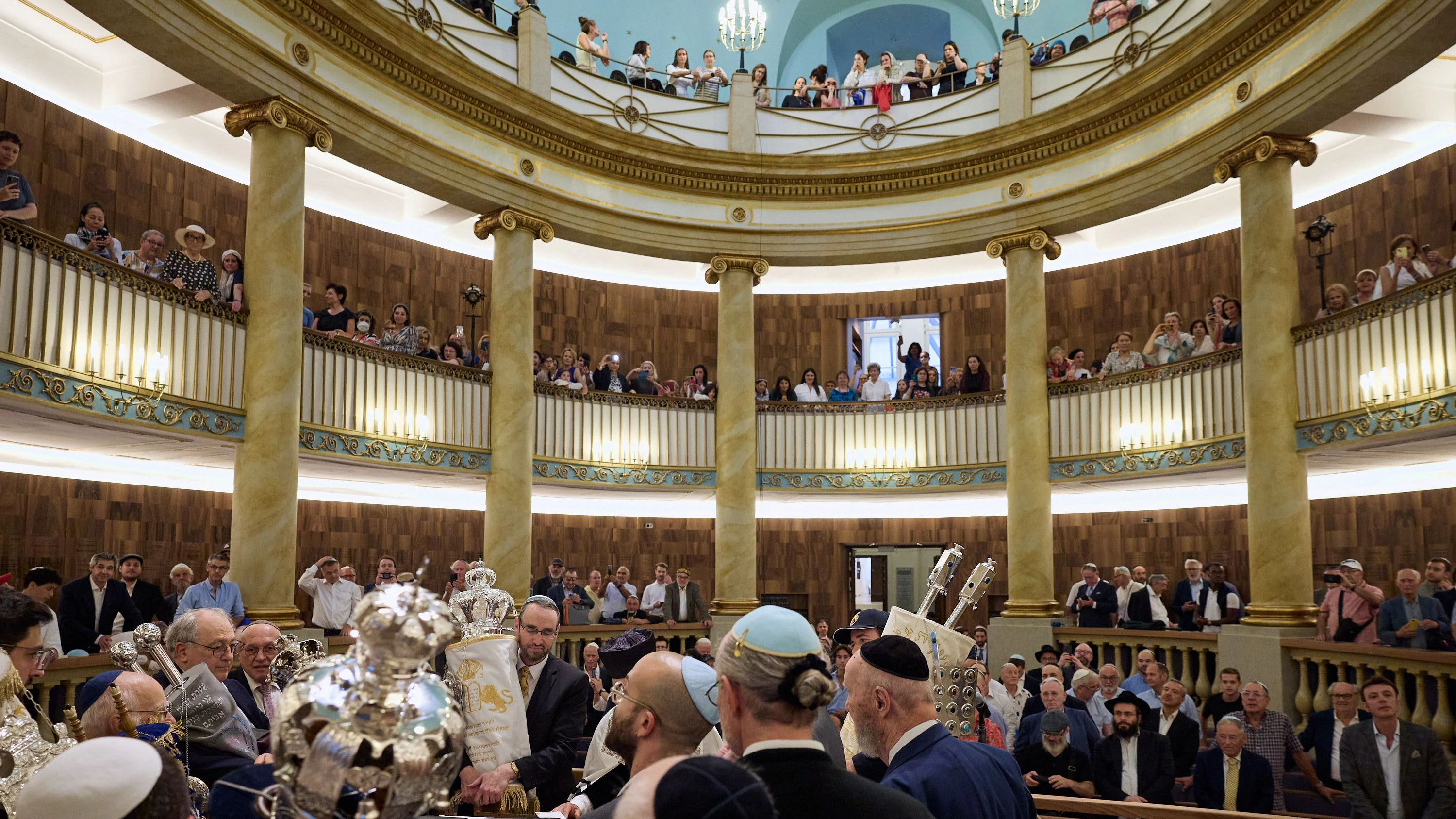 "Starkes Zeichen für die Zukunft", sagt Oberrabbiner Jaron Engelmayer in der vollen Synagoge..