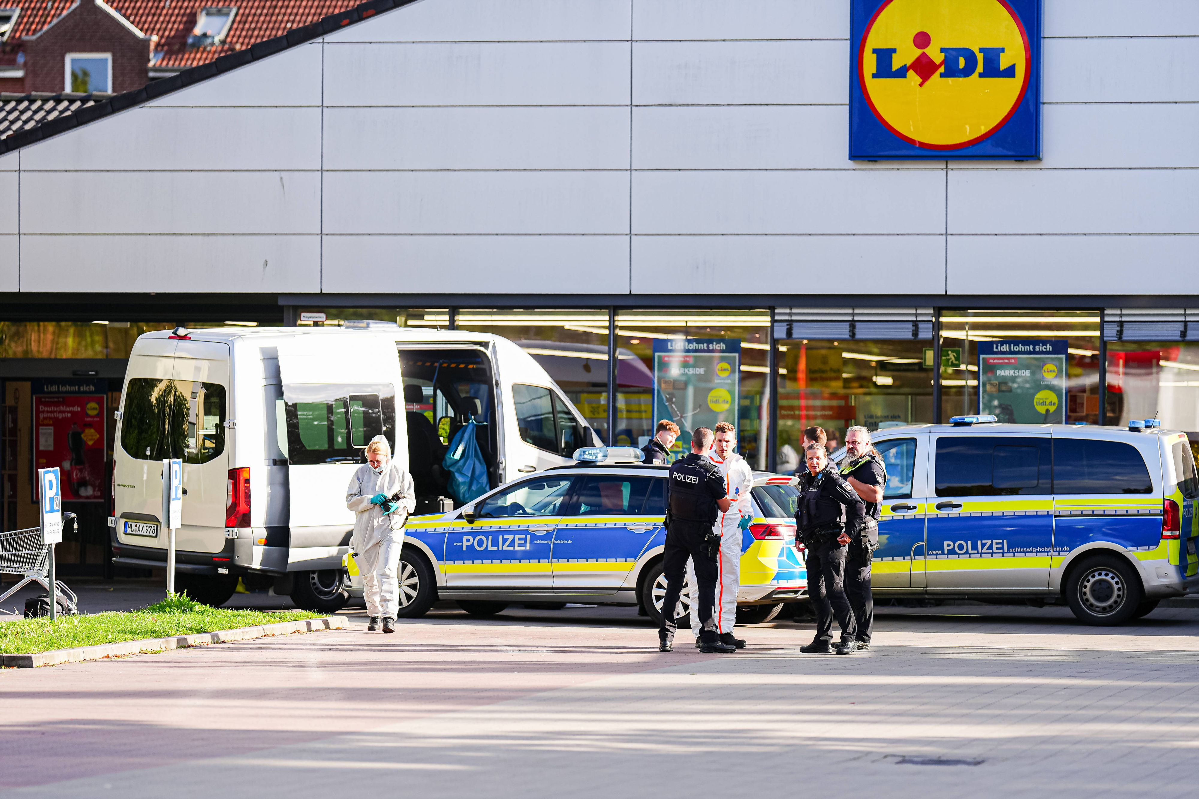 Spurensicherung und Polizei am Tatort eines Tötungsdelikt in einer Lidl-Filiale in Ratzeburg am 9. September 2026.