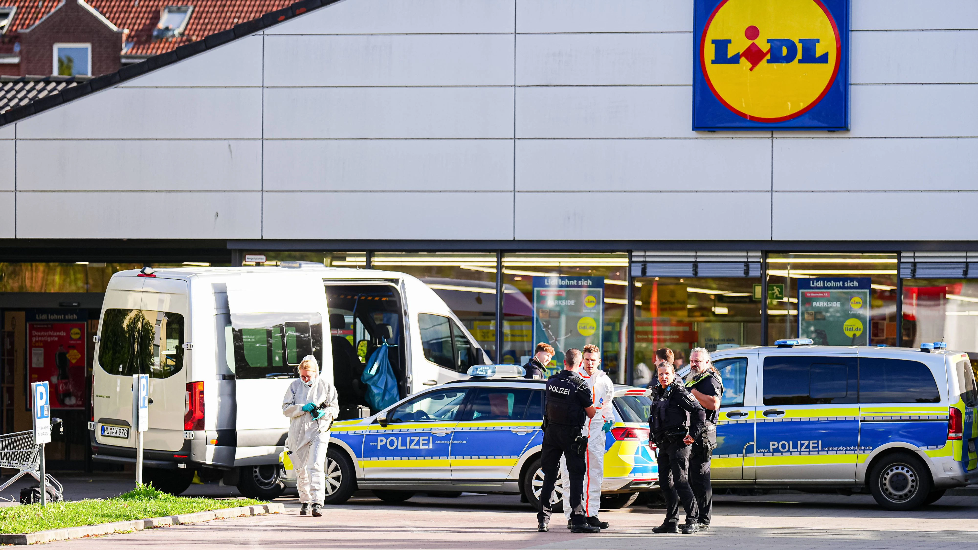 Ratzeburg Polizeieinsatz nach Tötungsdelinkt in einem Lidl in Ratzeburg, 09.09.2026 Spurensicherung und Polizei am Tatort Polizeieinsatz nach Tötungsdelinkt in einem Lidl in Ratzeburg, 09.09.2026 *** Ratzeburg: Police operation following a homicide at a Lidl in Ratzeburg, September 9, 2026 Forensic investigators and police at the crime scene. Police operation following a homicide at a Lidl in Ratzeburg, September 9, 2026 Copyright: xEibner-Pressefoto/MarcelxvonxFehrnx EP_MFN