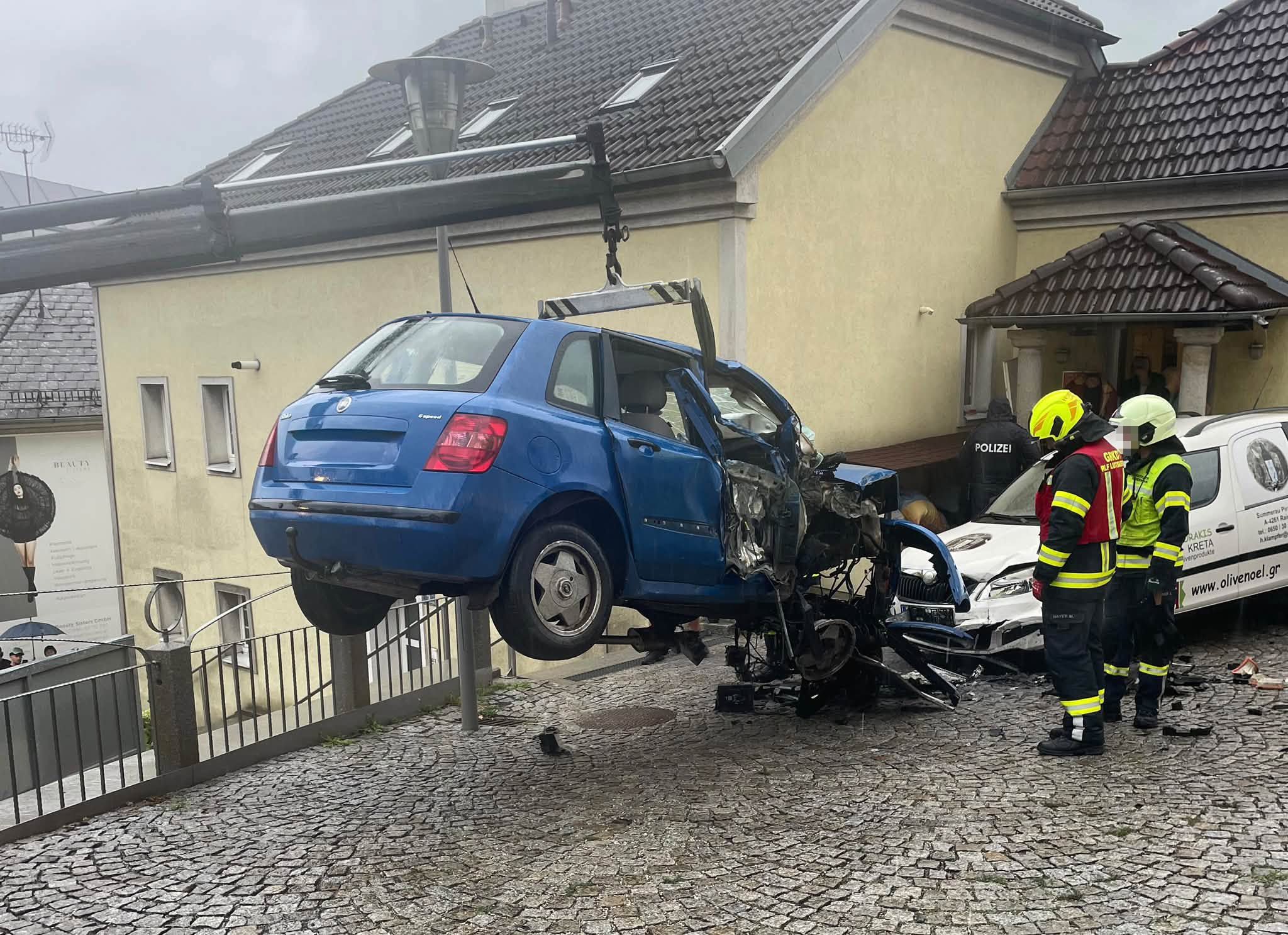 Heute.at - Lenker verliert Kontrolle, kracht auf Kirchenplatz