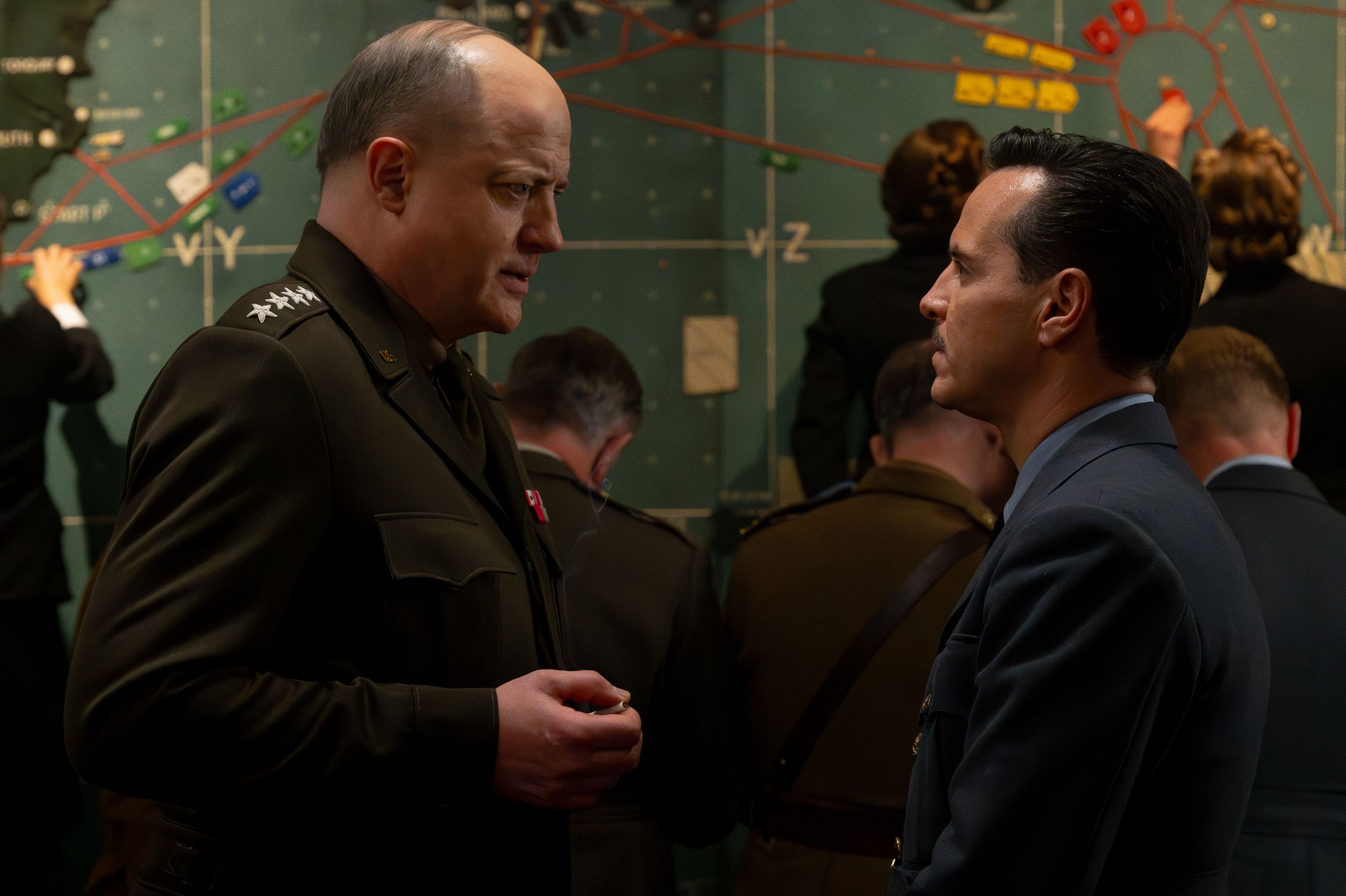 Brendan Fraser und Andrew Scott (v.l.) im Thriller gegen Zeit 
