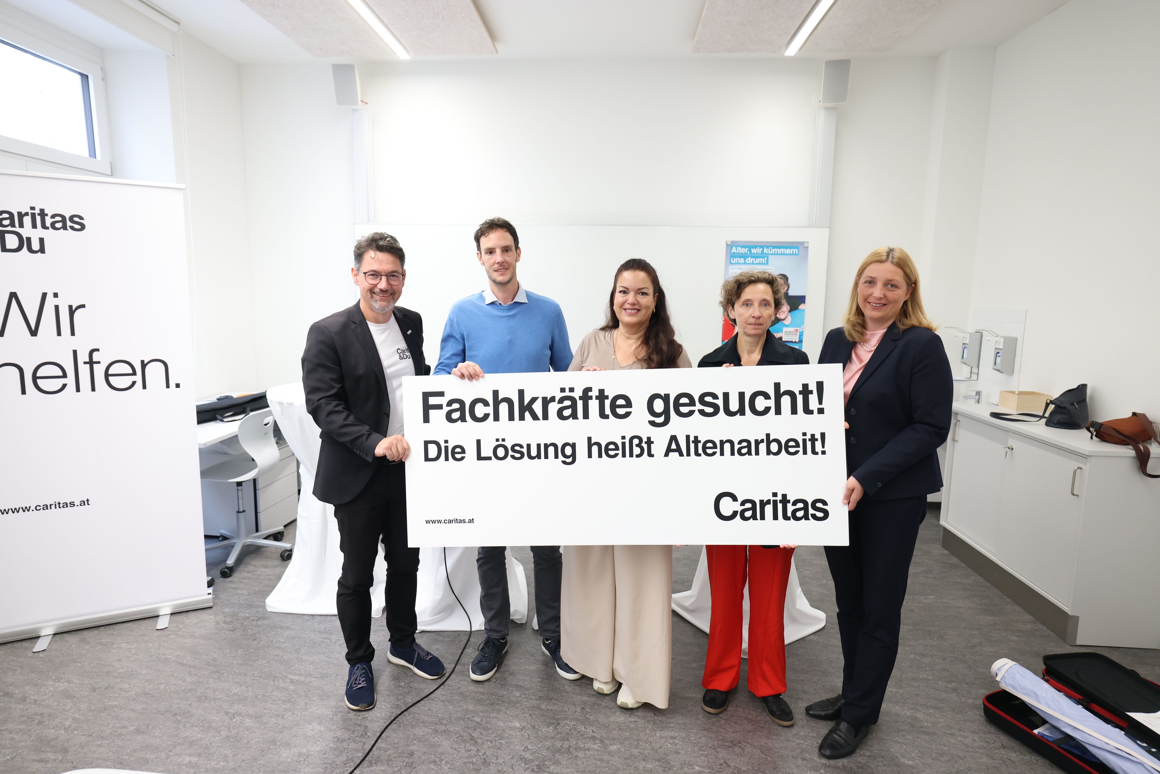 Ernst Sandriesser, Direktor der Caritas Kärnten, die Auszubildenden Bernhard N., Sandra C. und Kerstin M. und Caritas-Präsidentin Nora Tödtling-Musenbichler (v.l.)