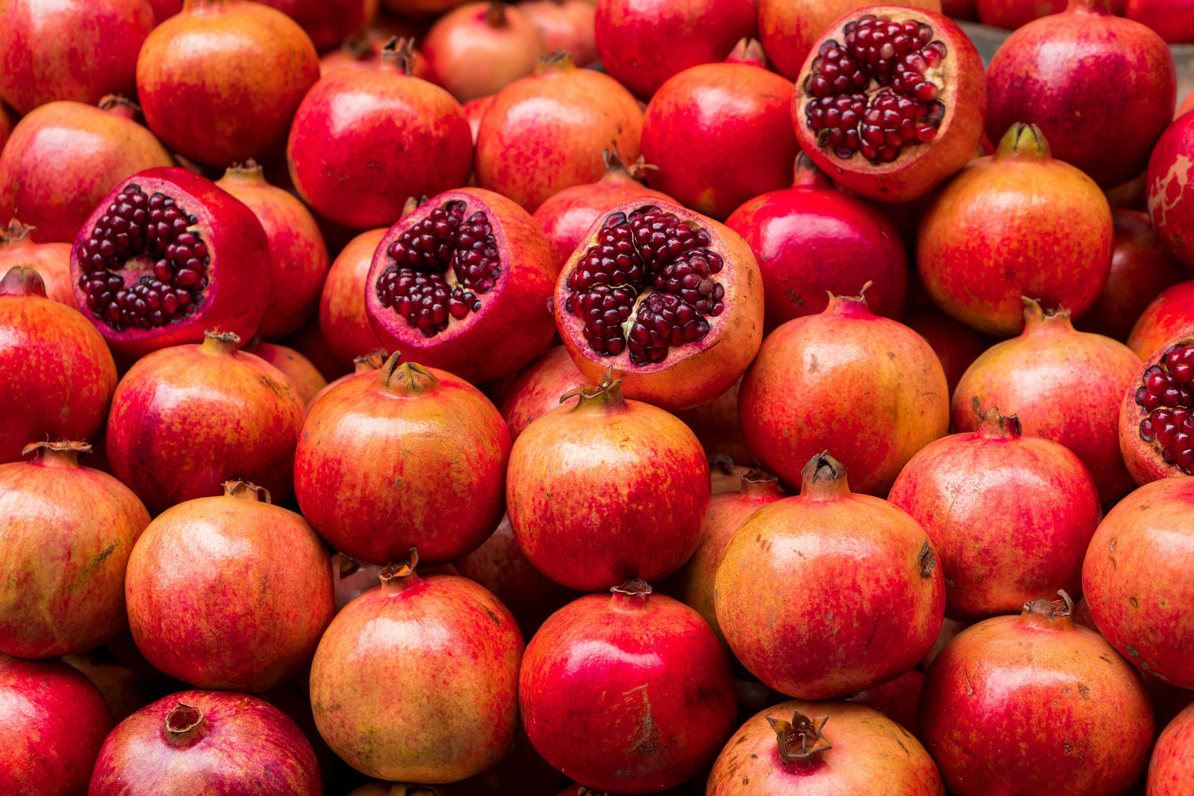Rot, prall, perfekt? Nicht unbedingt. Einen reifen Granatapfel erkennst du an ganz anderen Details.