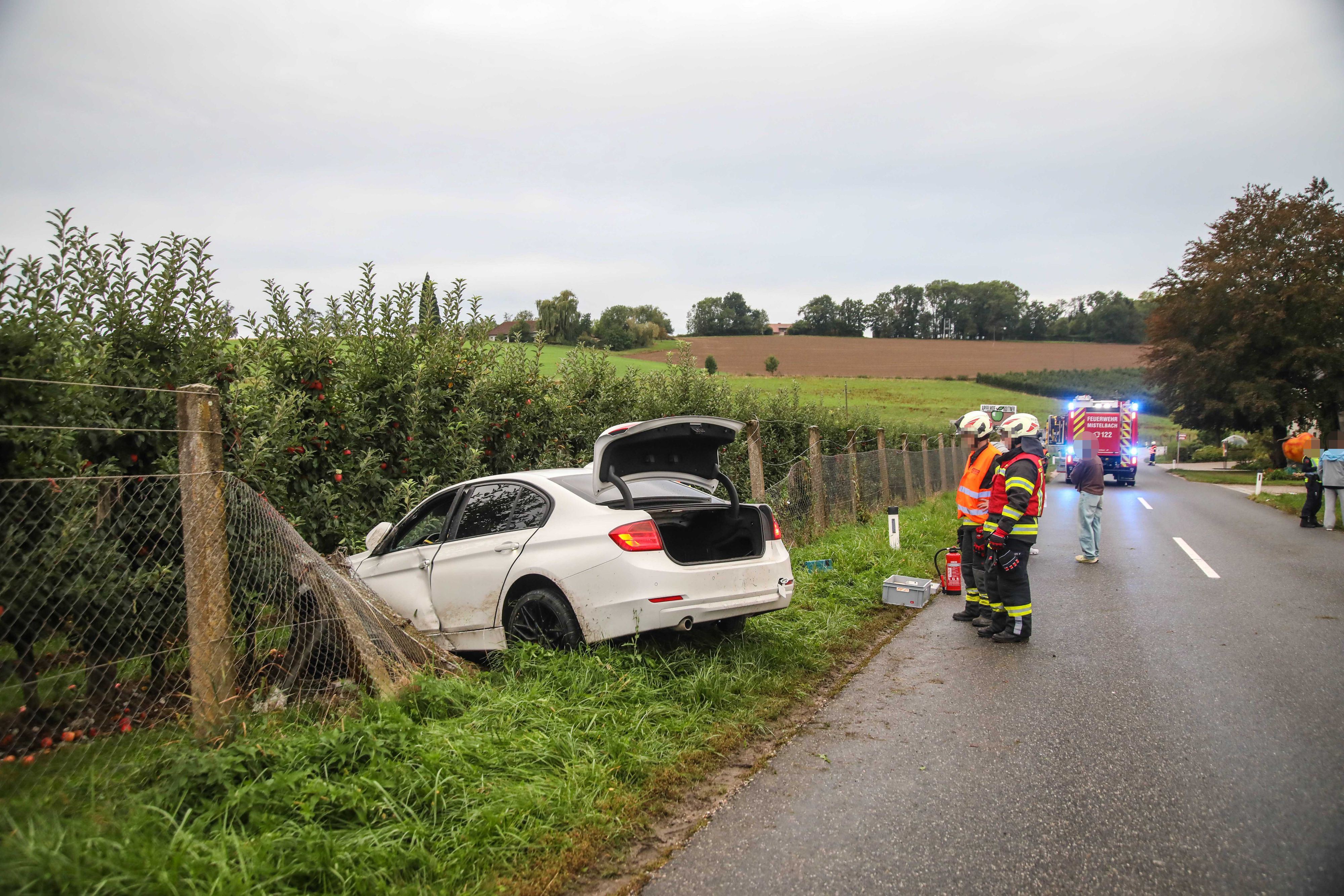 Aus noch unklarer Ursache krachte das Auto durch den Zaun in die Apfelplantage.