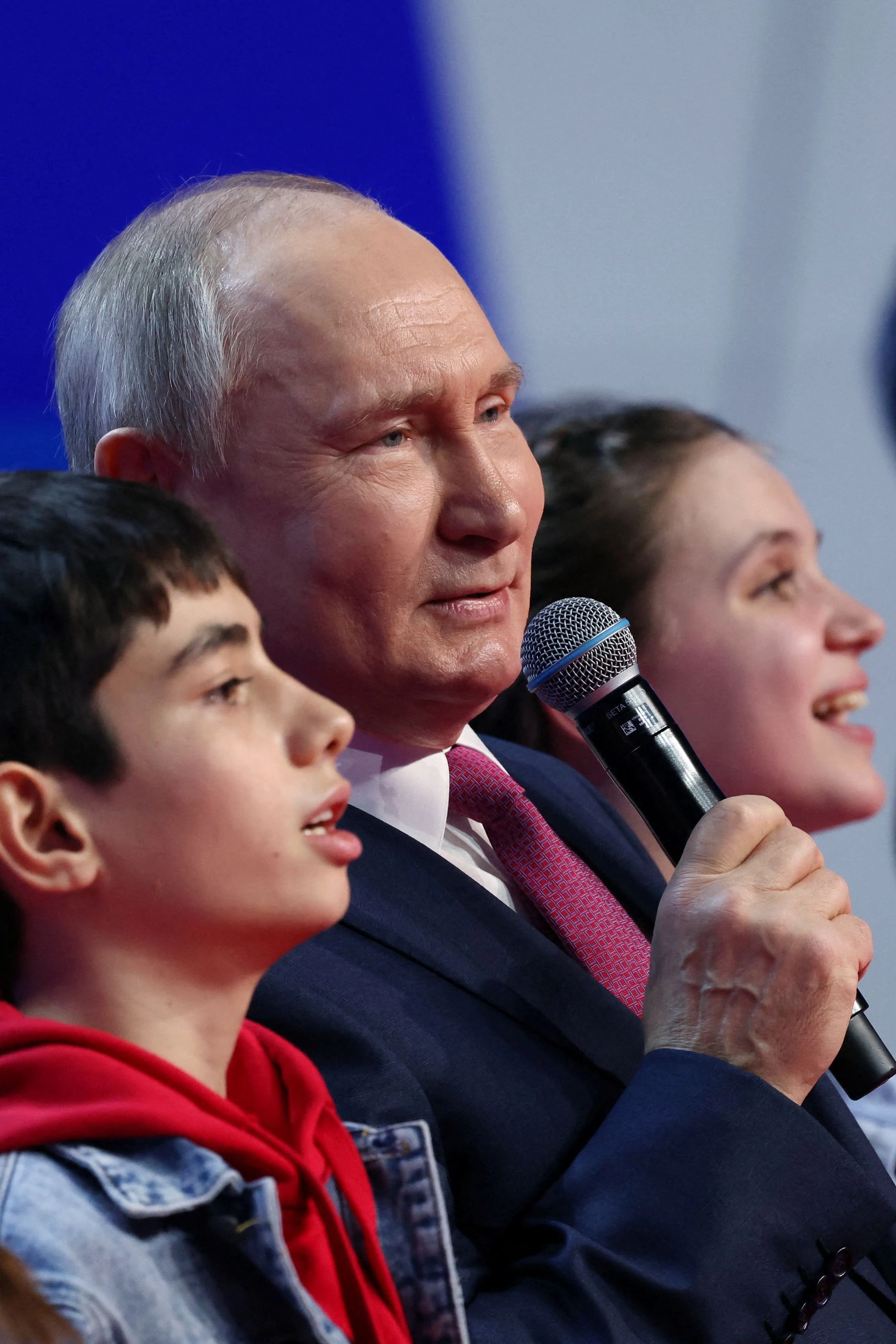 "Russland – unsere heilige Macht …" Präsident Wladimir Putin singt mit Kindern die neue russische Hymne zur alten sowjetischen Melodie. Auch die Indktrination der jungen Generation in Kindergarten und Schule nach sowjetischen Vorbild erlebt derzeit eine Wiedergeburt in Russland
