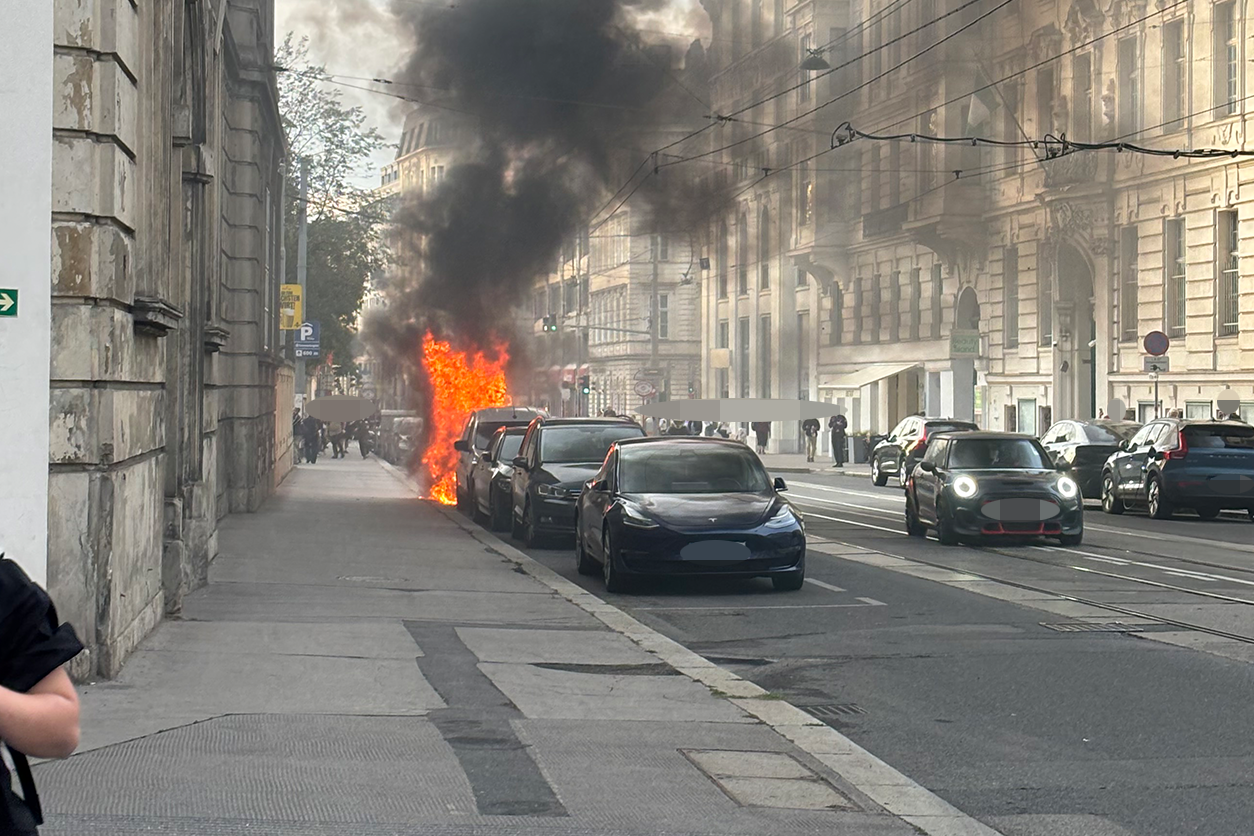 Am Donnerstagabend sorgte ein Autobrand für eine beeindruckende Rauchwolke über Wien.
