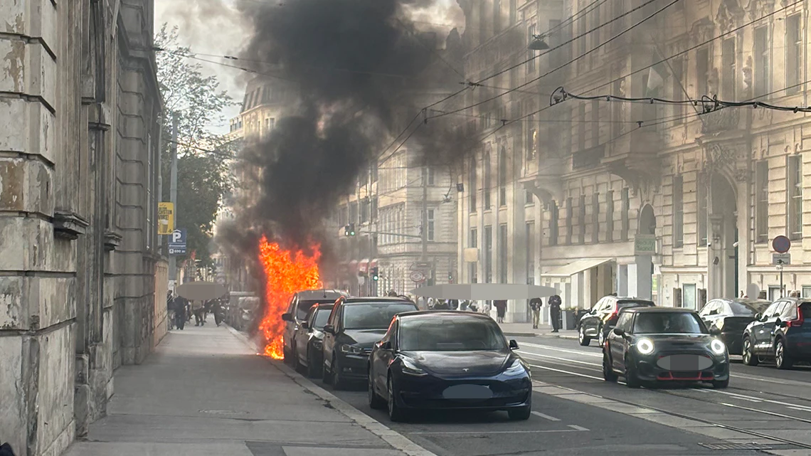 Am Donnerstagabend sorgte ein Autobrand für eine beeindruckende Rauchwolke über Wien.