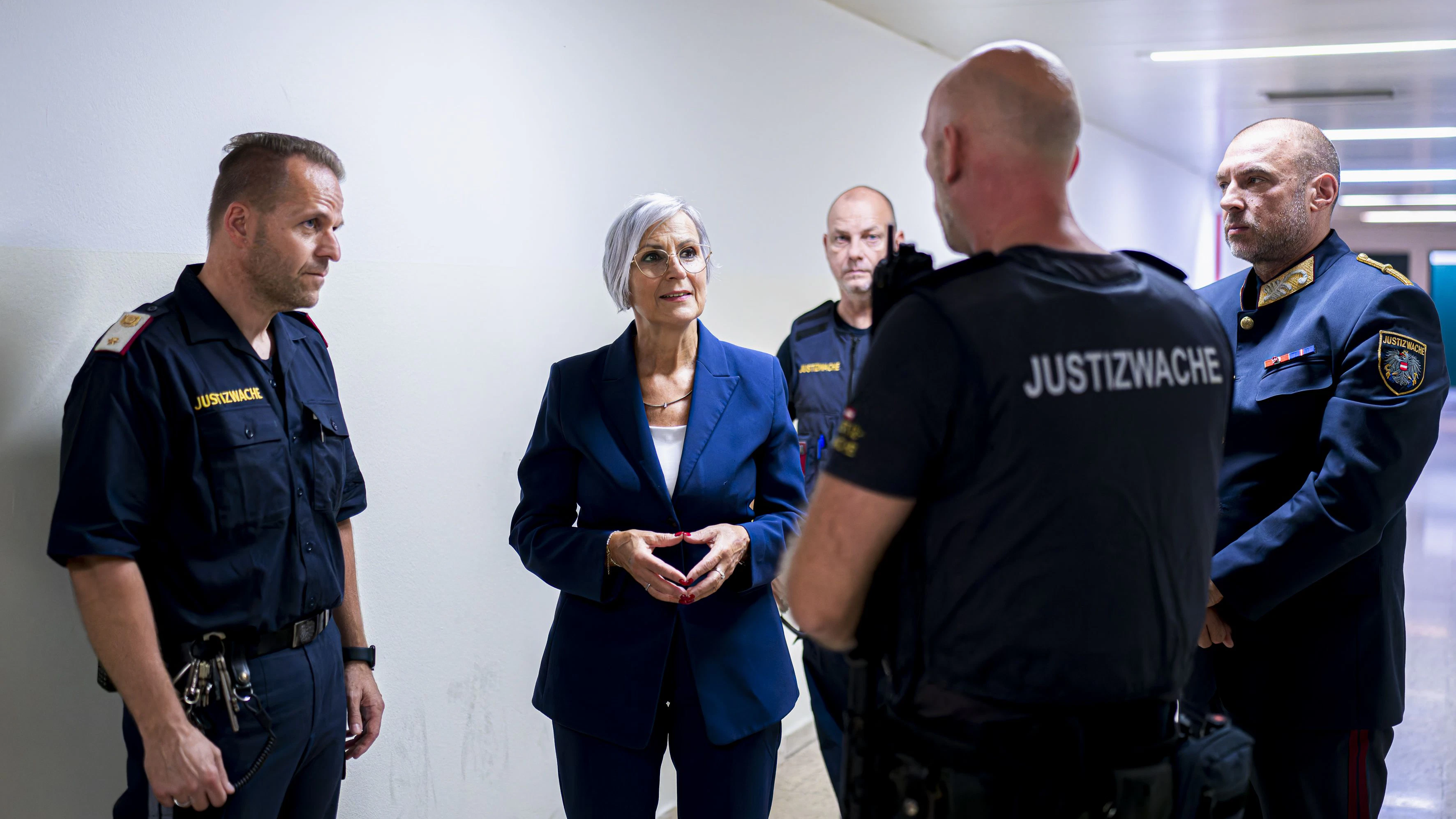 Ministerin Anna Sporrer im Gespräch mit Justizwachebeamten im "Grauen Haus" in der Wiener Josefstadt.