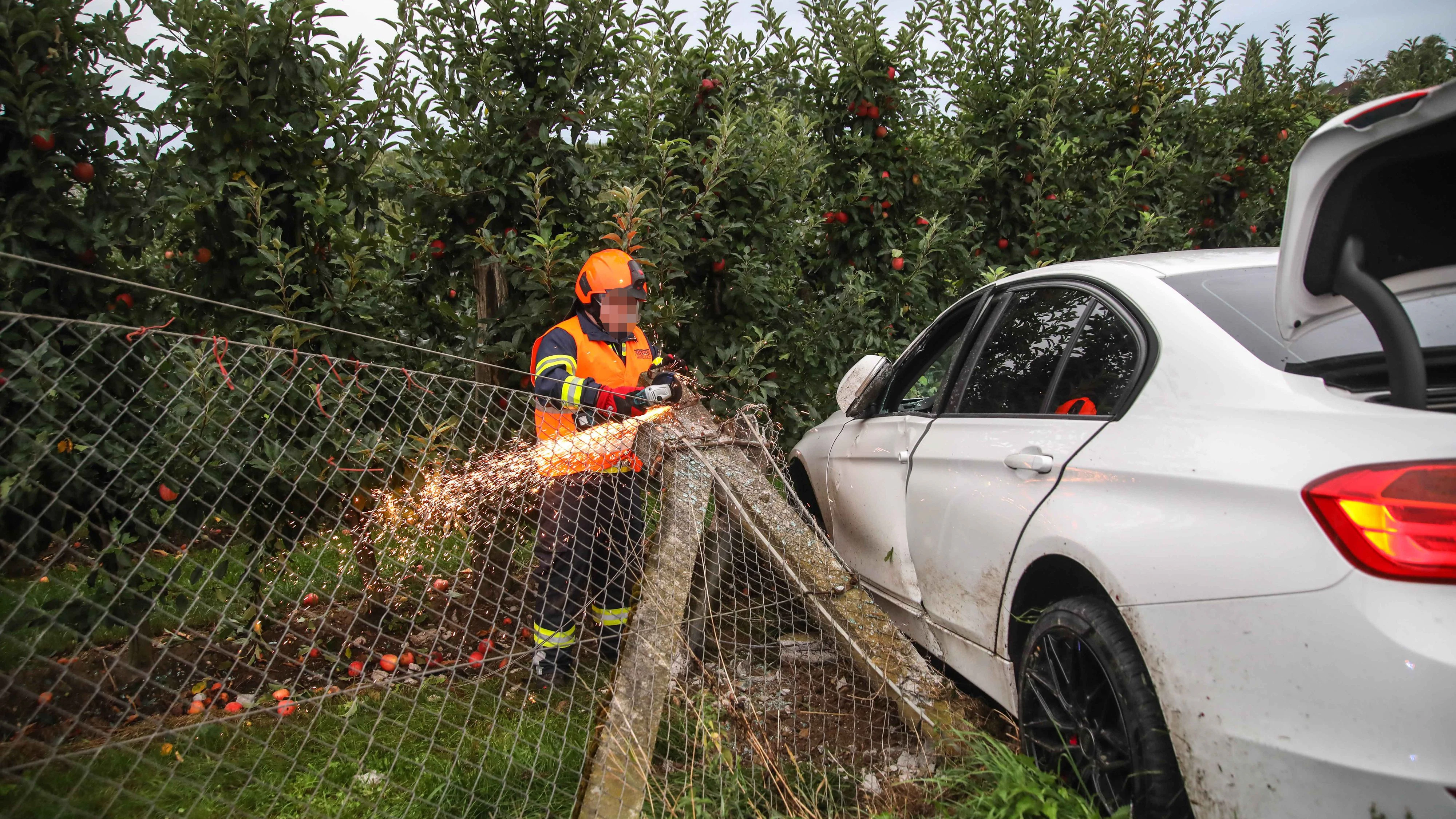 Die Feuerwehr schnitt den Pkw aus dem Zaun.