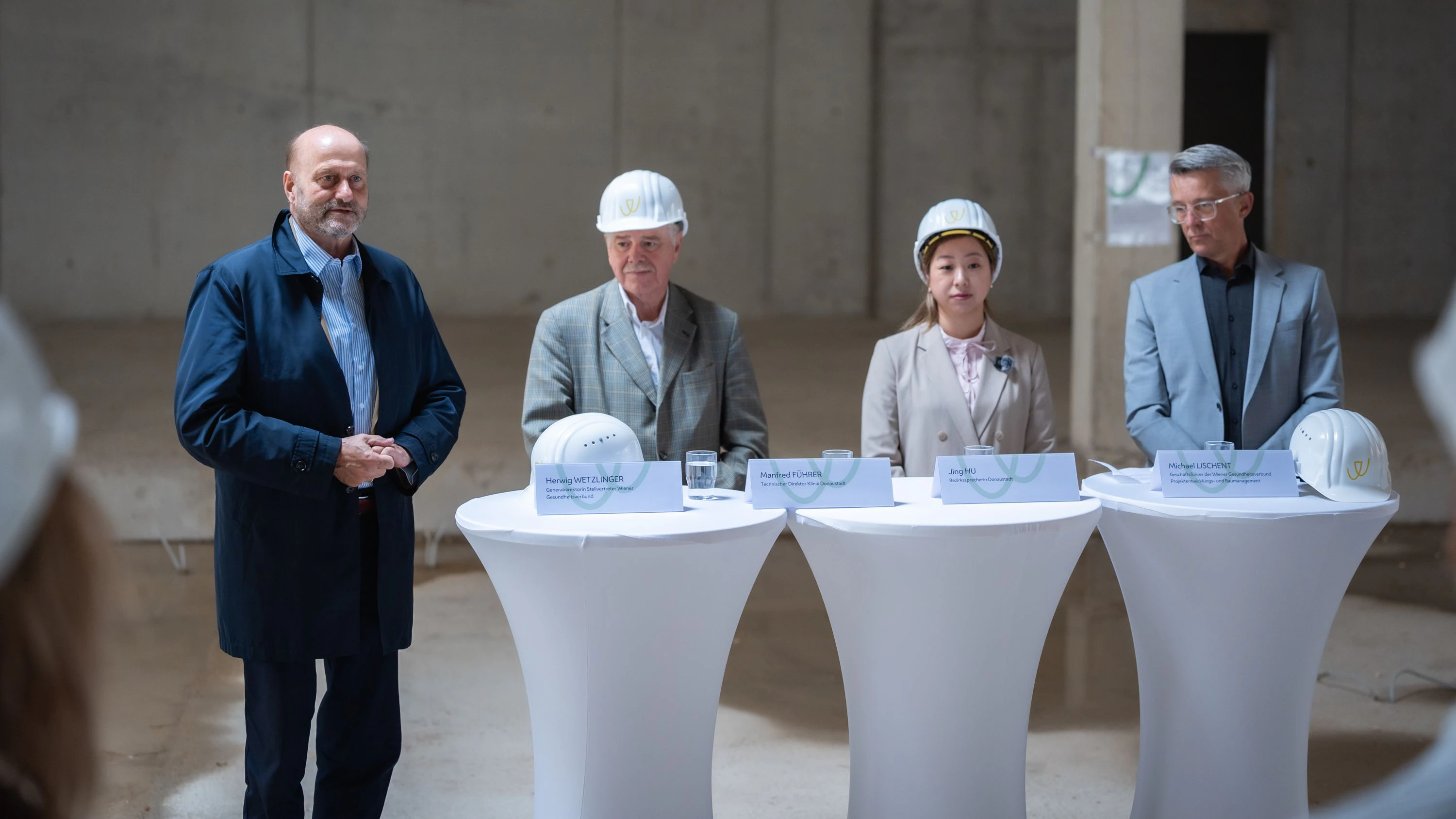 (v.l.) Herwig Wetzlinger (WIGEV, Generaldirektor-Stellvertreter), Manfred Führer (Technischer Direktor Klinik Donaustadt), Jing Hu (Neos Donaustadt) und Michael Lischent (WIGEV, GF Baumanagement)