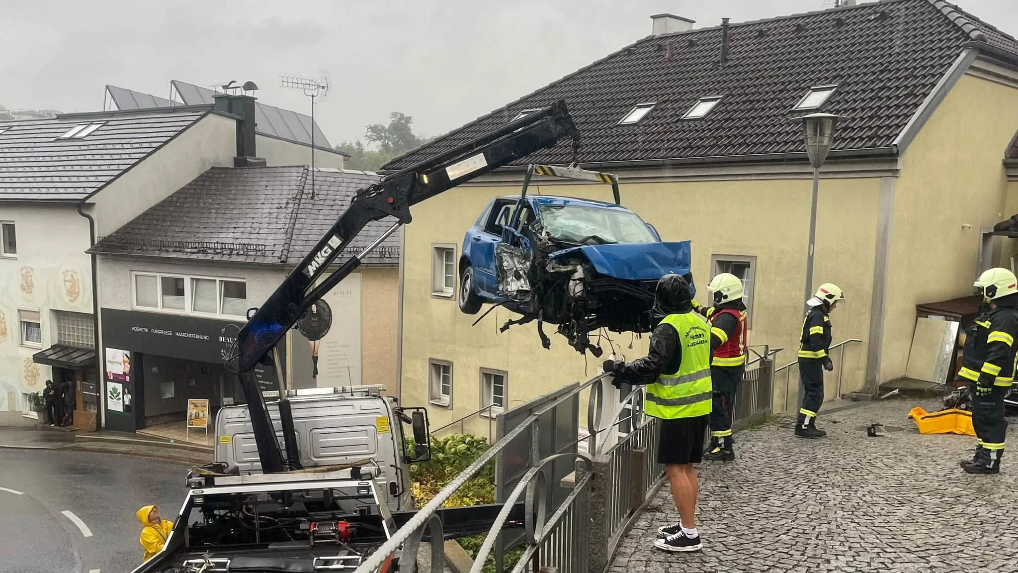 Ein Kran musste den Pkw vom Kirchenplatz bergen.