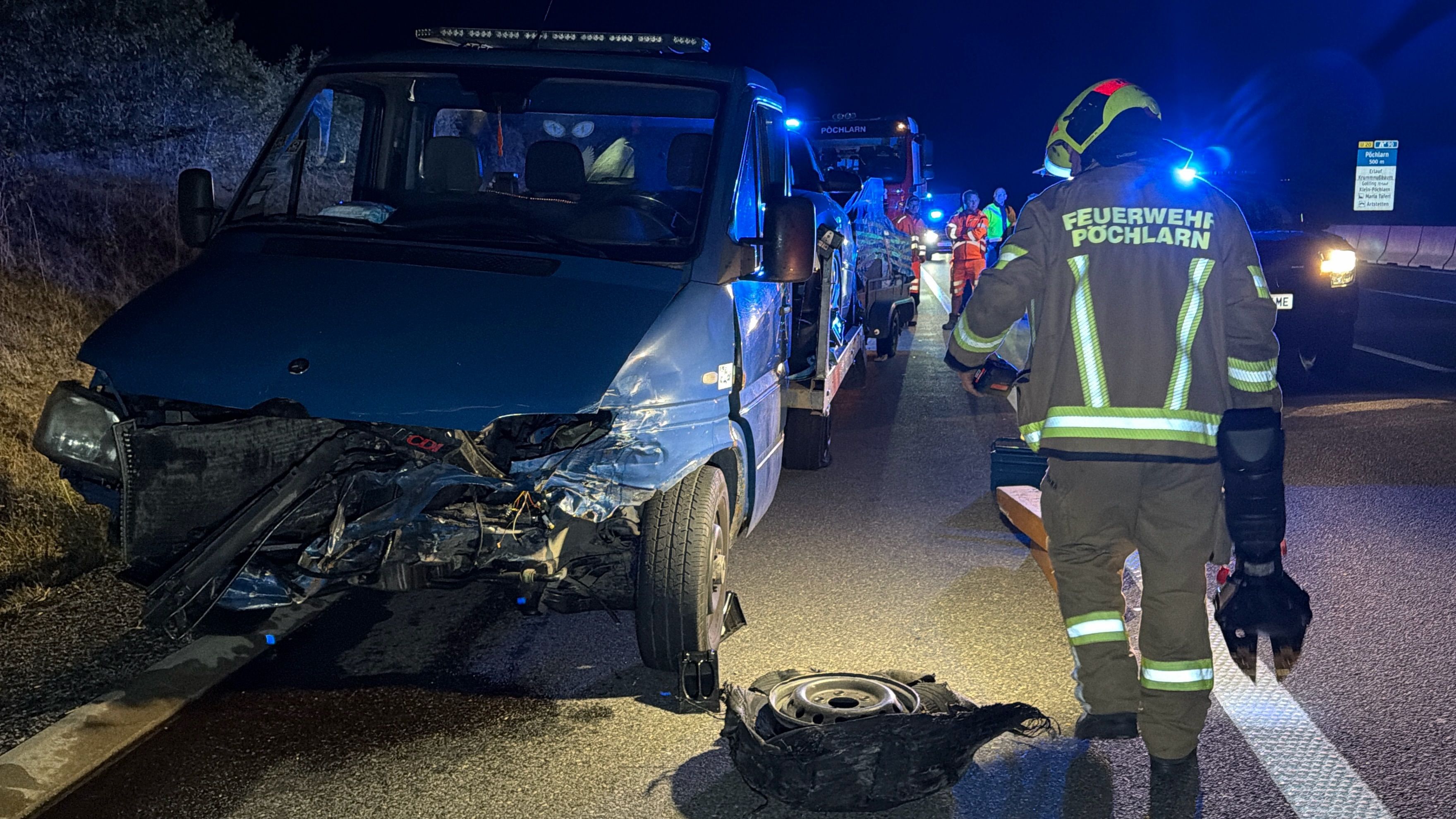 Zwischen Pöchlarn und Melk kam ein Autotransporter mit Anhänger in Fahrtrichtung Wien aus derzeit ungeklärter Ursache rechts von der Fahrbahn ab.