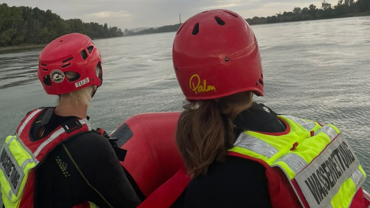 Die Wasserrettung Tulln war bei der Suche nach einer treibenden Person im Einsatz.
