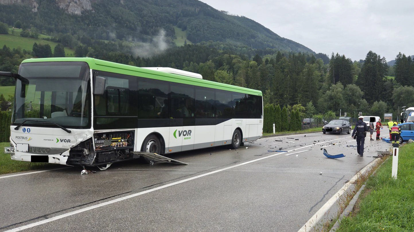 In Ybbsitz krachte ein Pkw mit einem Linienbus zusammen.