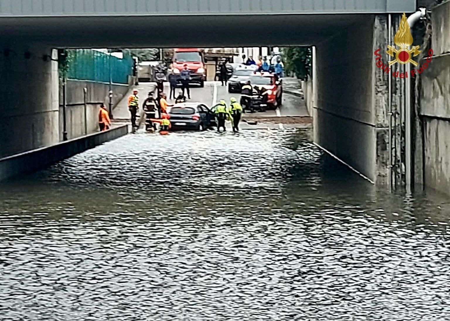 Heute.at - Heftige Starkregen-Unwetter! Frau ertrinkt in Auto