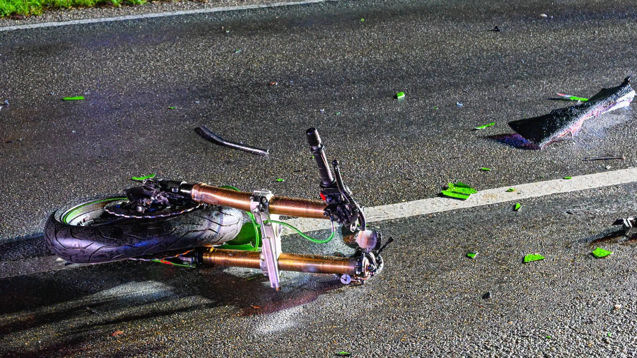 Das Motorrad - eine Kawasaki - wurde in Stücke gerissen.