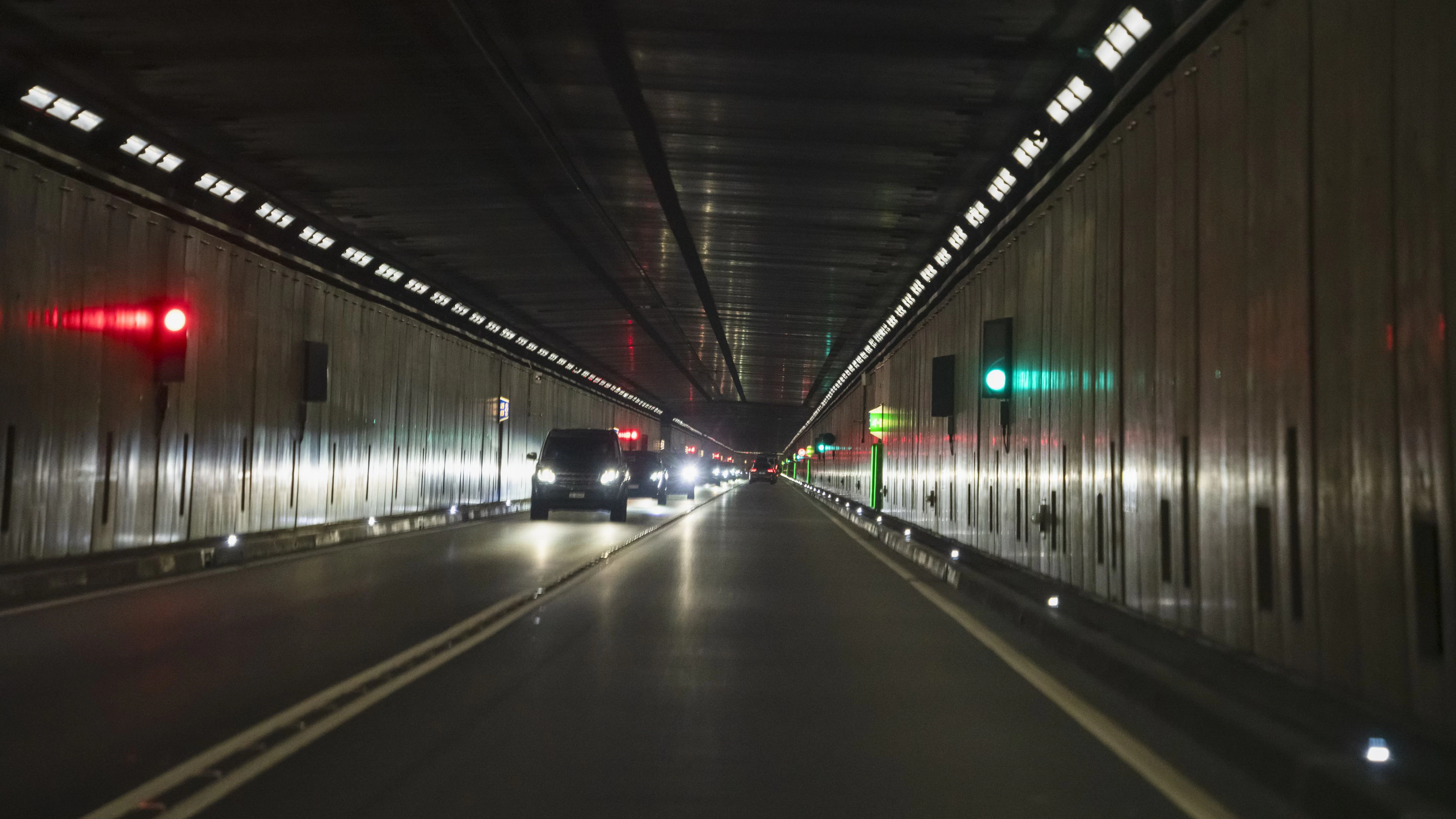 Heute.at - Reisebus kollidiert mit Auto – Tunnel komplett gesperrt