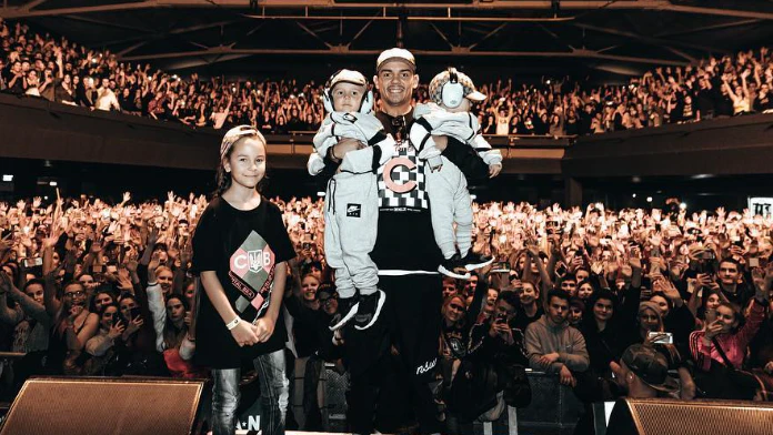 Rapper Capital Bra mit 3 seiner 5 Kinder.
