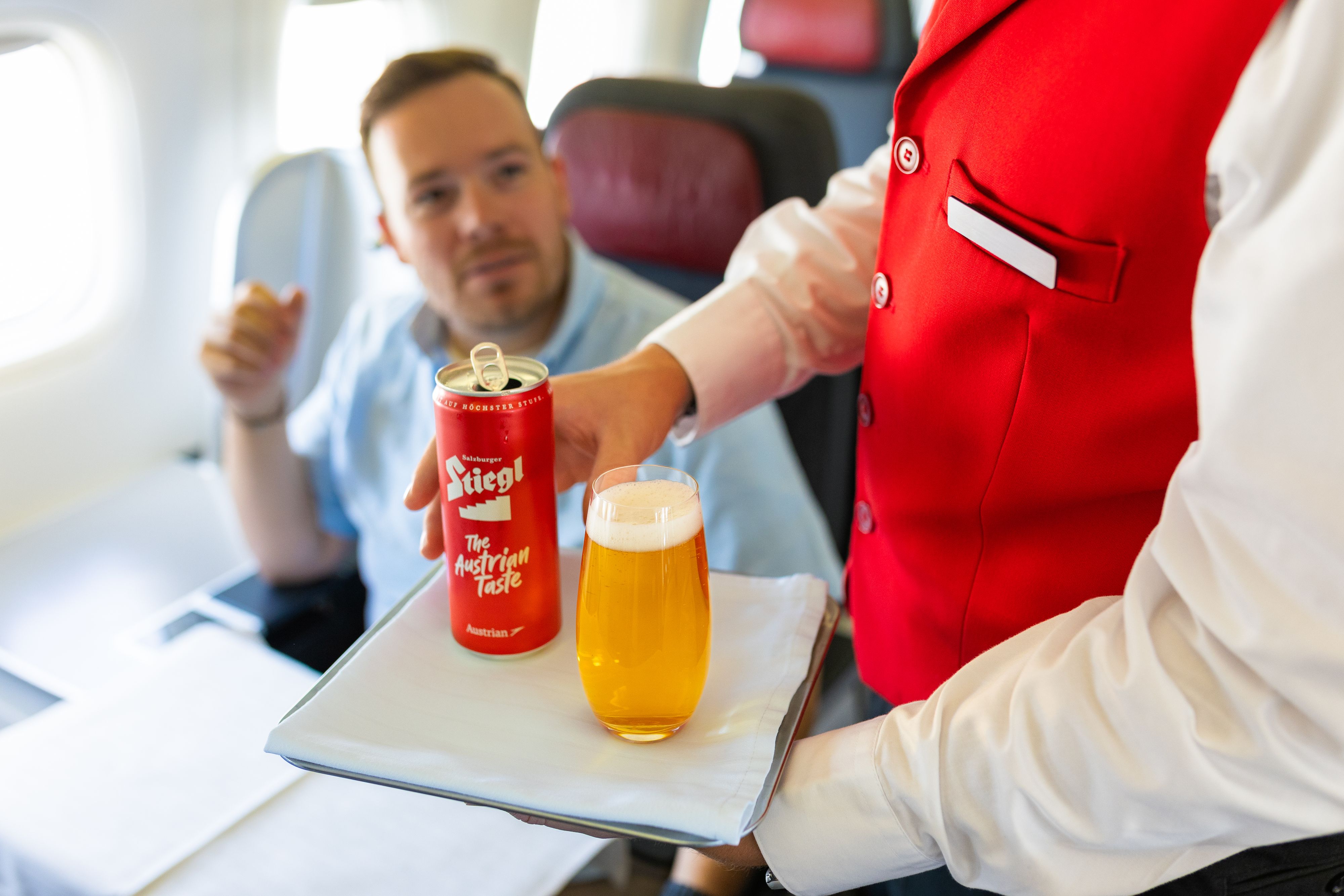 Heute.at - AUA-Passagiere bekommen jetzt Freibier ausgeschenkt