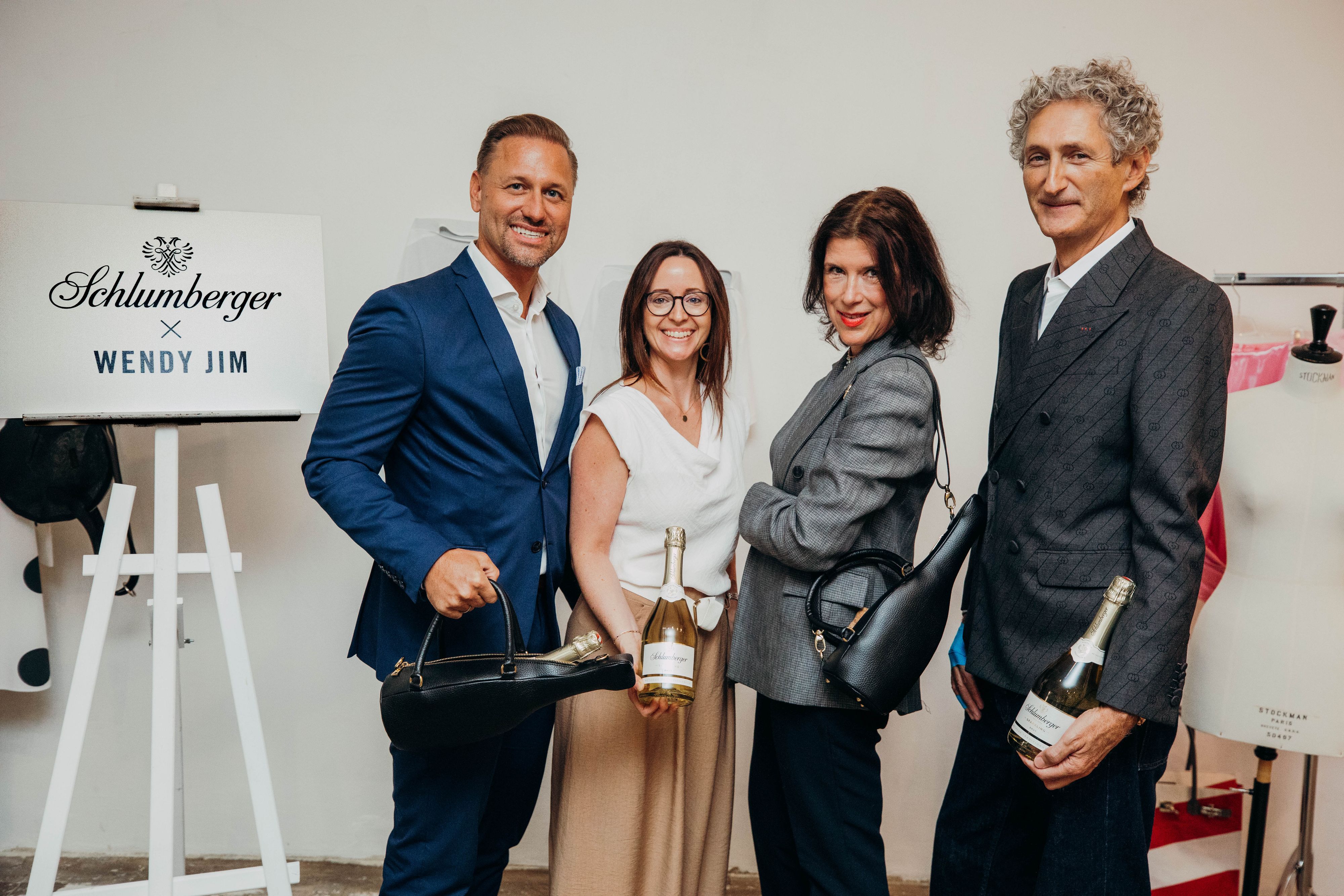Florian Czink, Elisabeth Gruber, Helga Schania und Hermann Fankhauser mit der neuen Schlumberger Tasche