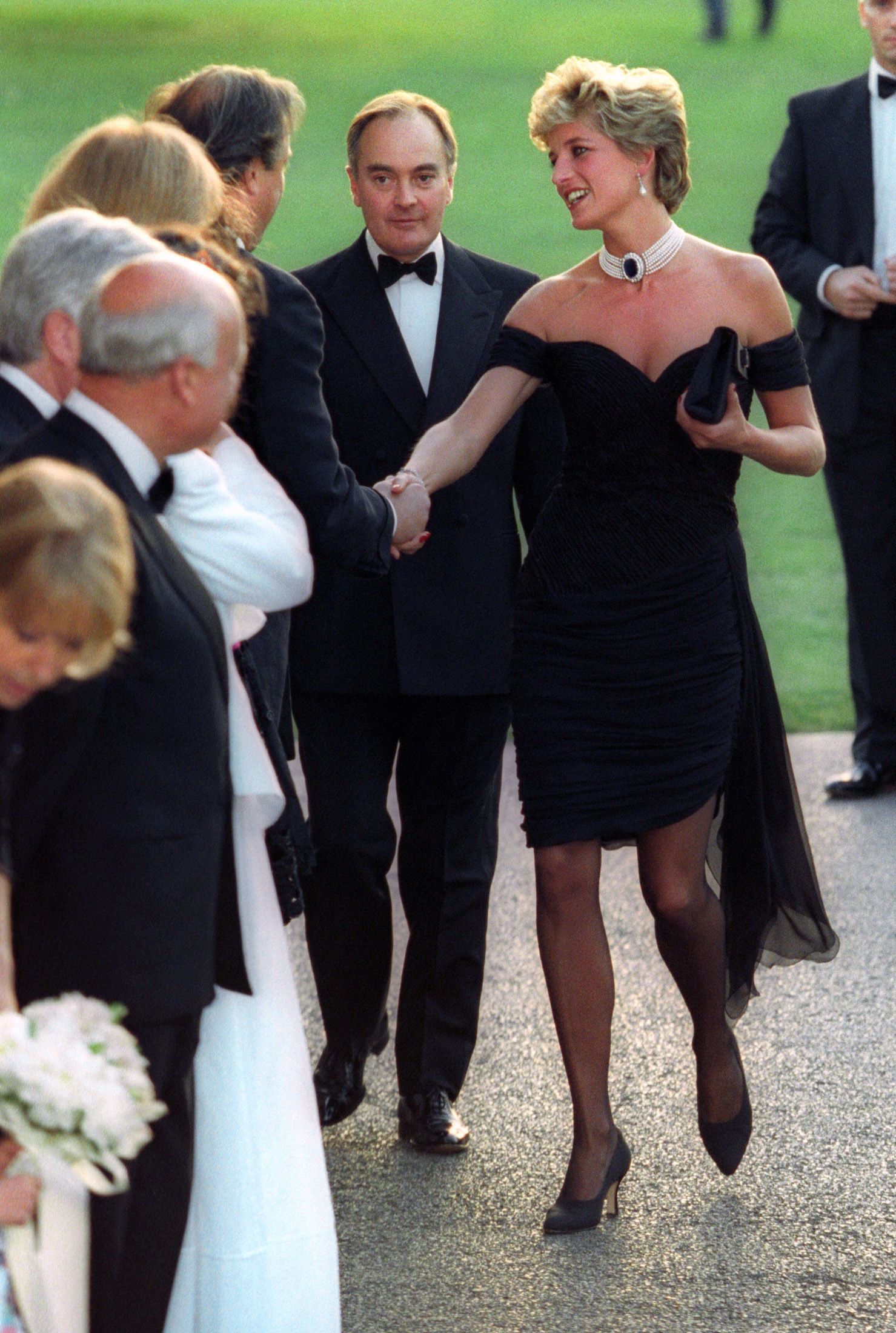 Diana im schwarzen Stambolian-Kleid vor der Serpentine Gallery in London, 29. Juni 1994.