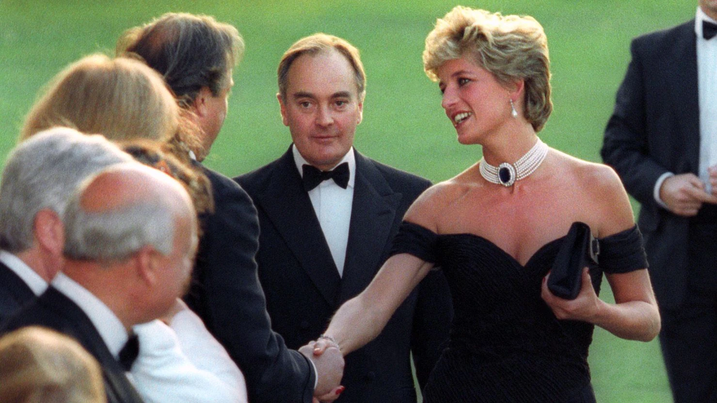 Diana im schwarzen Stambolian-Kleid vor der Serpentine Gallery in London, 29. Juni 1994.