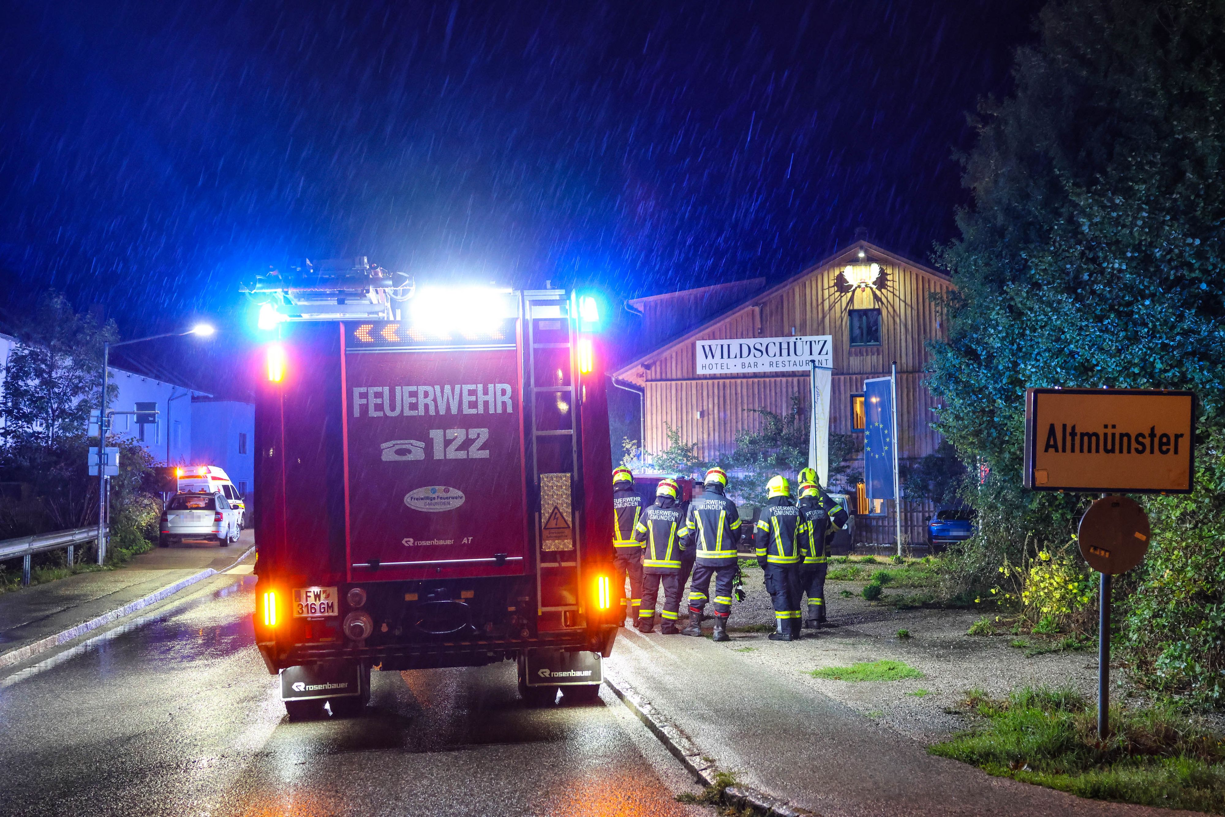 Heute.at - Feuerwehr rückt mitten in der Nacht zu Hotel aus