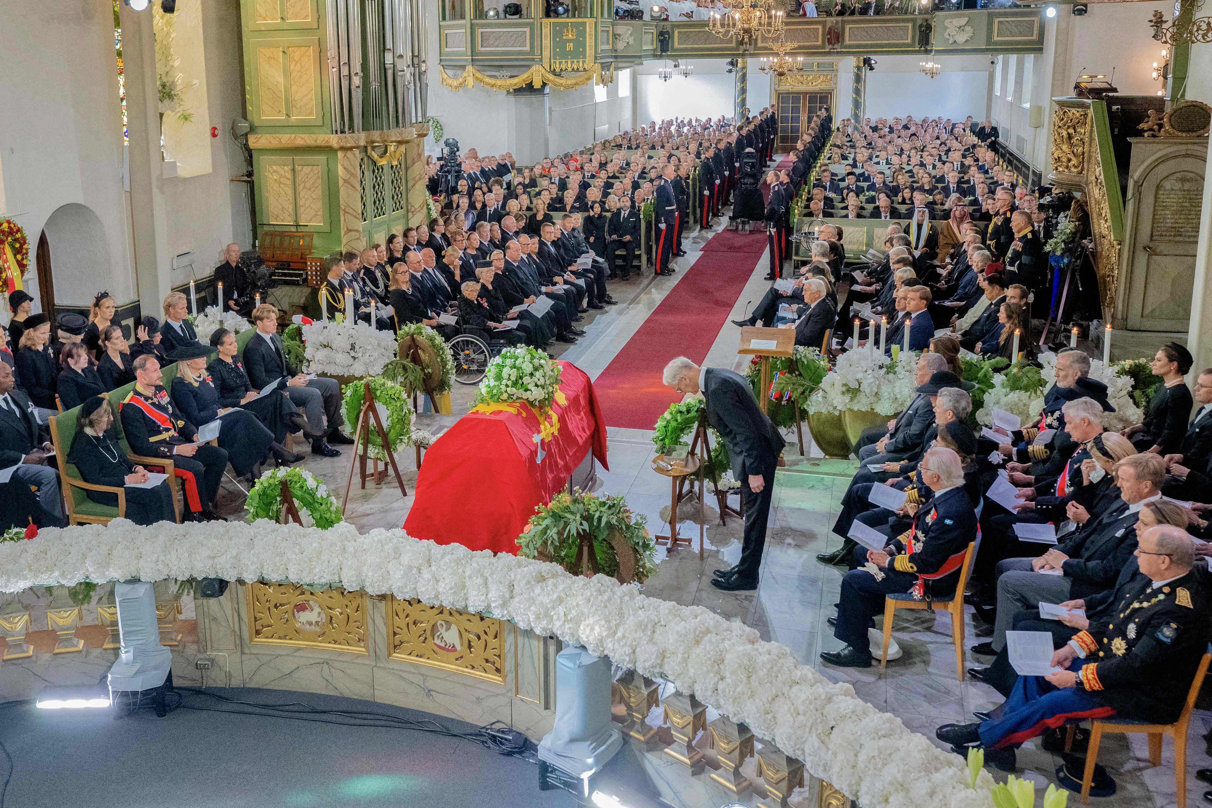 Astrid, im Bild oberhalb des Sarges, musste räumlich getrennt von der Königsfamilie sitzen.