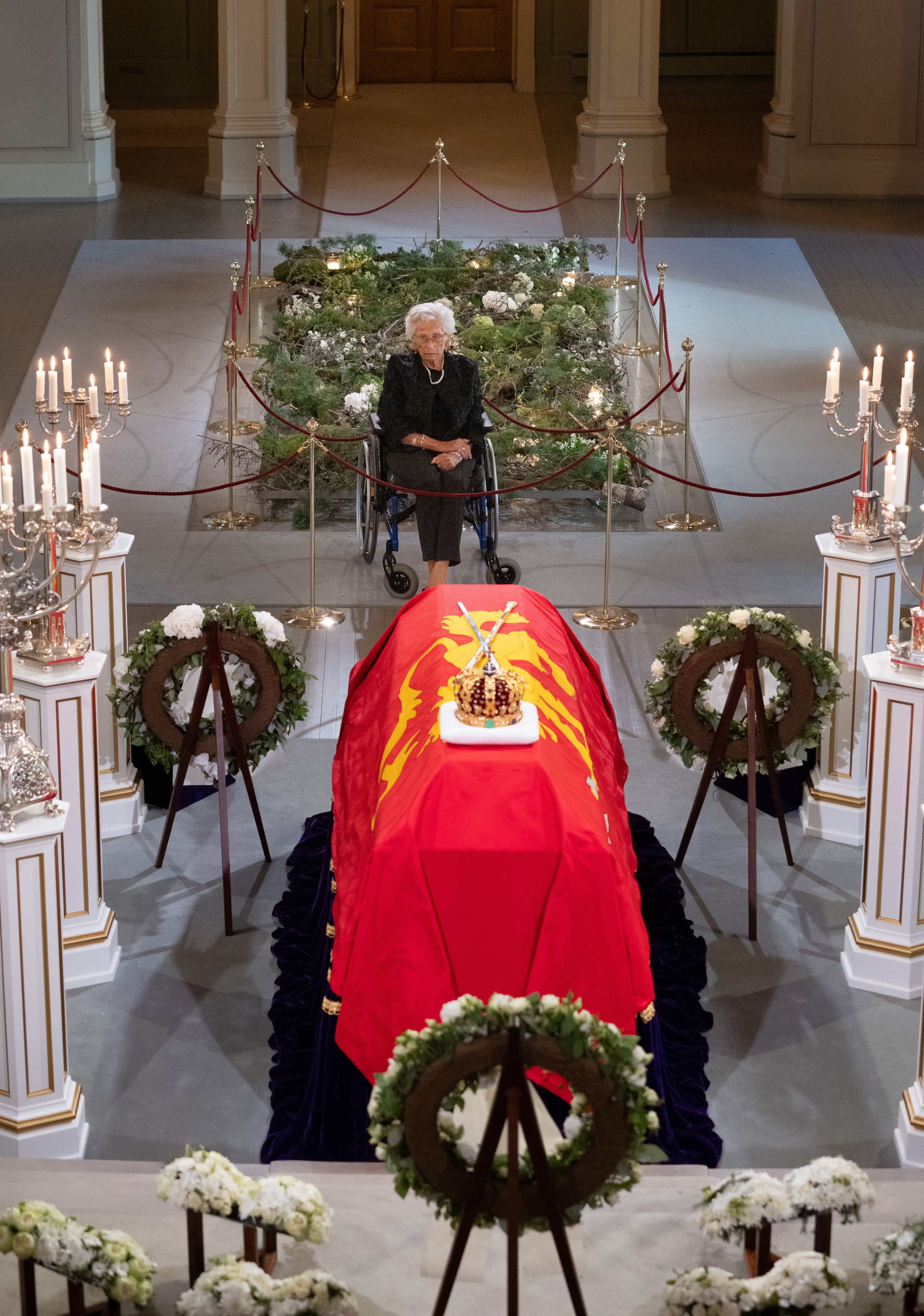 Prinzessin Astrid in stiller Trauer am Sarg ihres Bruders König Harald in der Schlosskapelle, 2. September 2026