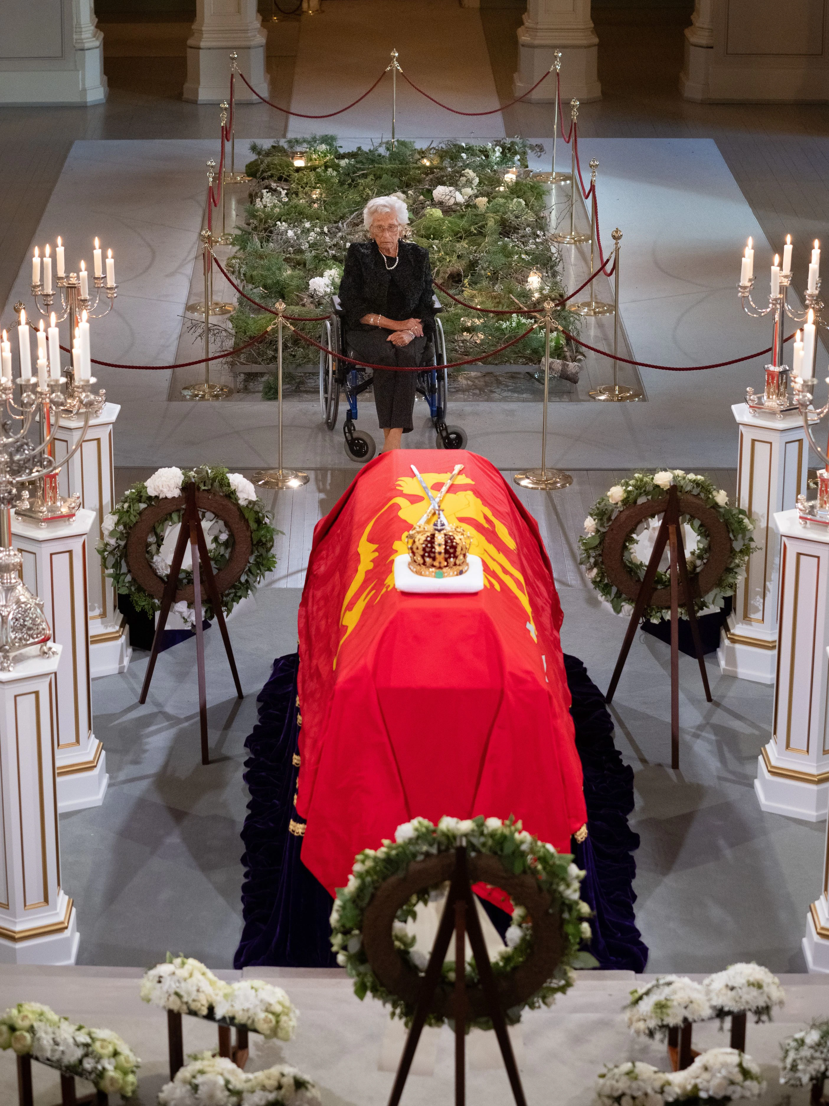 Prinzessin Astrid in stiller Trauer am Sarg ihres Bruders König Harald in der Schlosskapelle, 2. September 2026