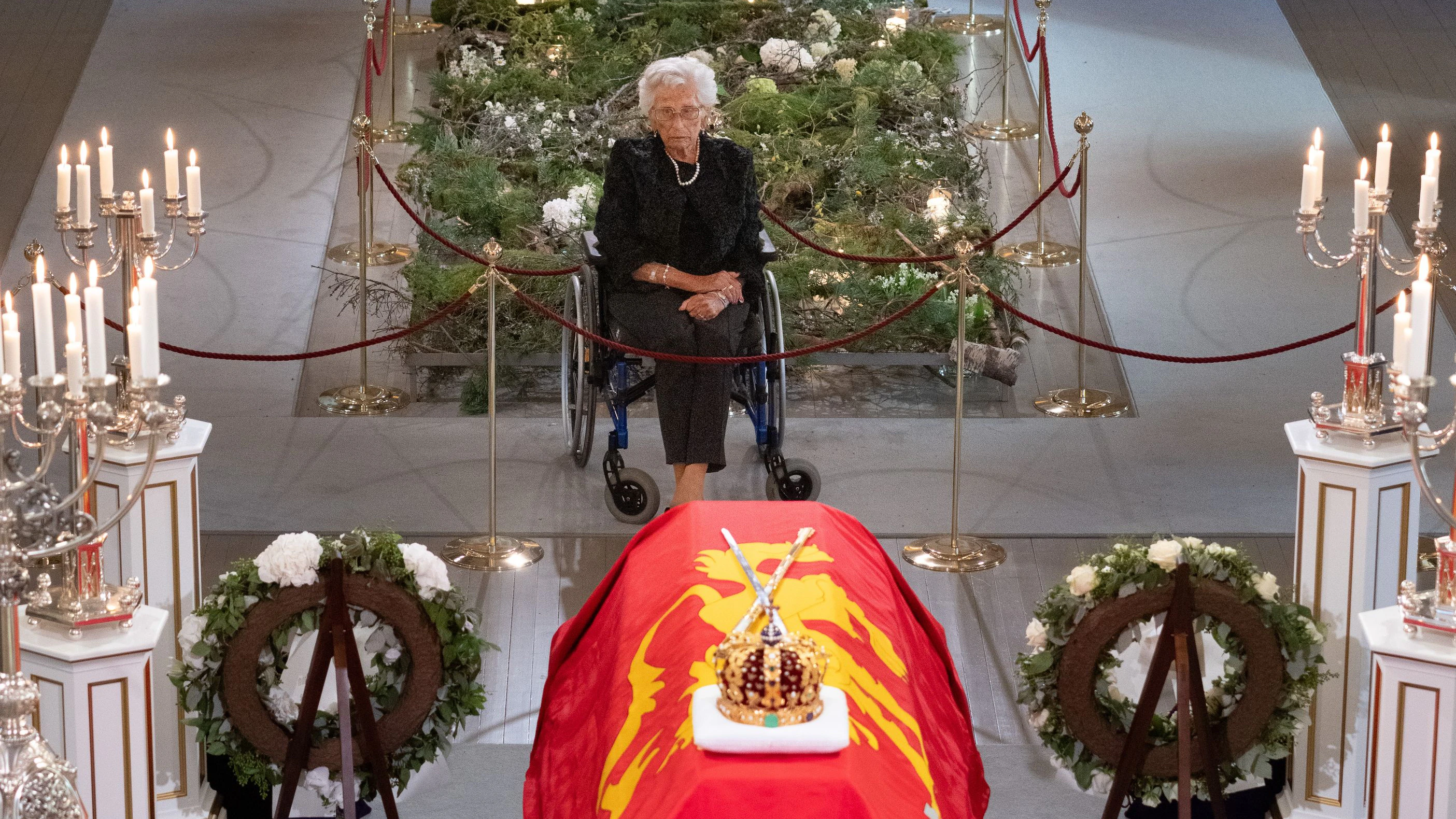 Prinzessin Astrid in stiller Trauer am Sarg ihres Bruders König Harald in der Schlosskapelle, 2. September 2026