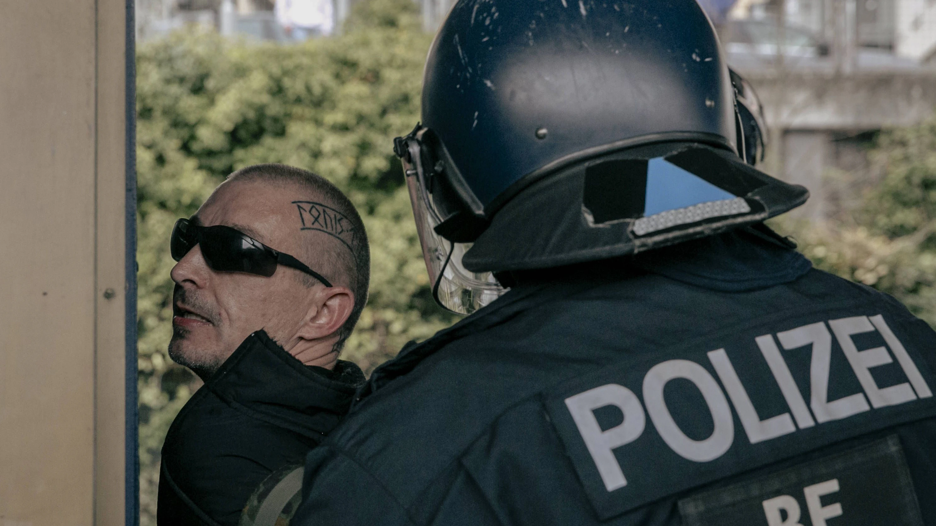 Am 29. März versammelten sich etwa 250 Anhänger der rechtsextremen Partei Dritter Weg am Alice-Salomon-Platz in Marzahn-Hellersdorf. Während der Demonstration wurden Parolen wie Berlin erwache skandiert. Vor der S-Bahn-Station Hellersdorf gab es einen Gegenprotest mit Rufen wie Nazis raus und Alerta antifascista. Die Polizei eskortierte die Gruppe zur S-Bahn-Station. Als die Bahn weiterfahren wollte, betätigten die Demonstranten zweimal die Notbremse, um die Fahrt zu blockieren, was zu Festnahmen führte. Eine weitere Person wurde verhaftet, nachdem sie zunächst die Gegendemonstranten provoziert, dann einen Pressefotografen beleidigt und bedroht hatte, während sie eine Axt bei sich trug. Berlin Berlin Germany Copyright: xHamixRoshanx