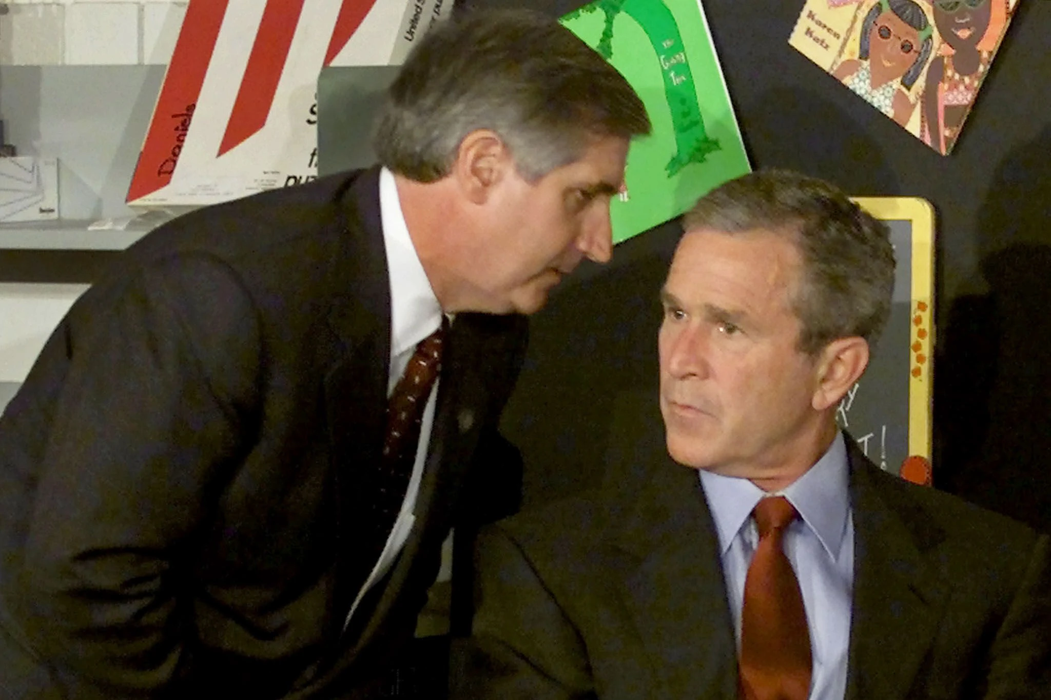 11. September 2001, kurz vor 9 Uhr morgens: Stabschef Andrew Card informiert Präsident George W. Bush, der gerade Kindern in Florida vorliest, über die Anschläge in New York