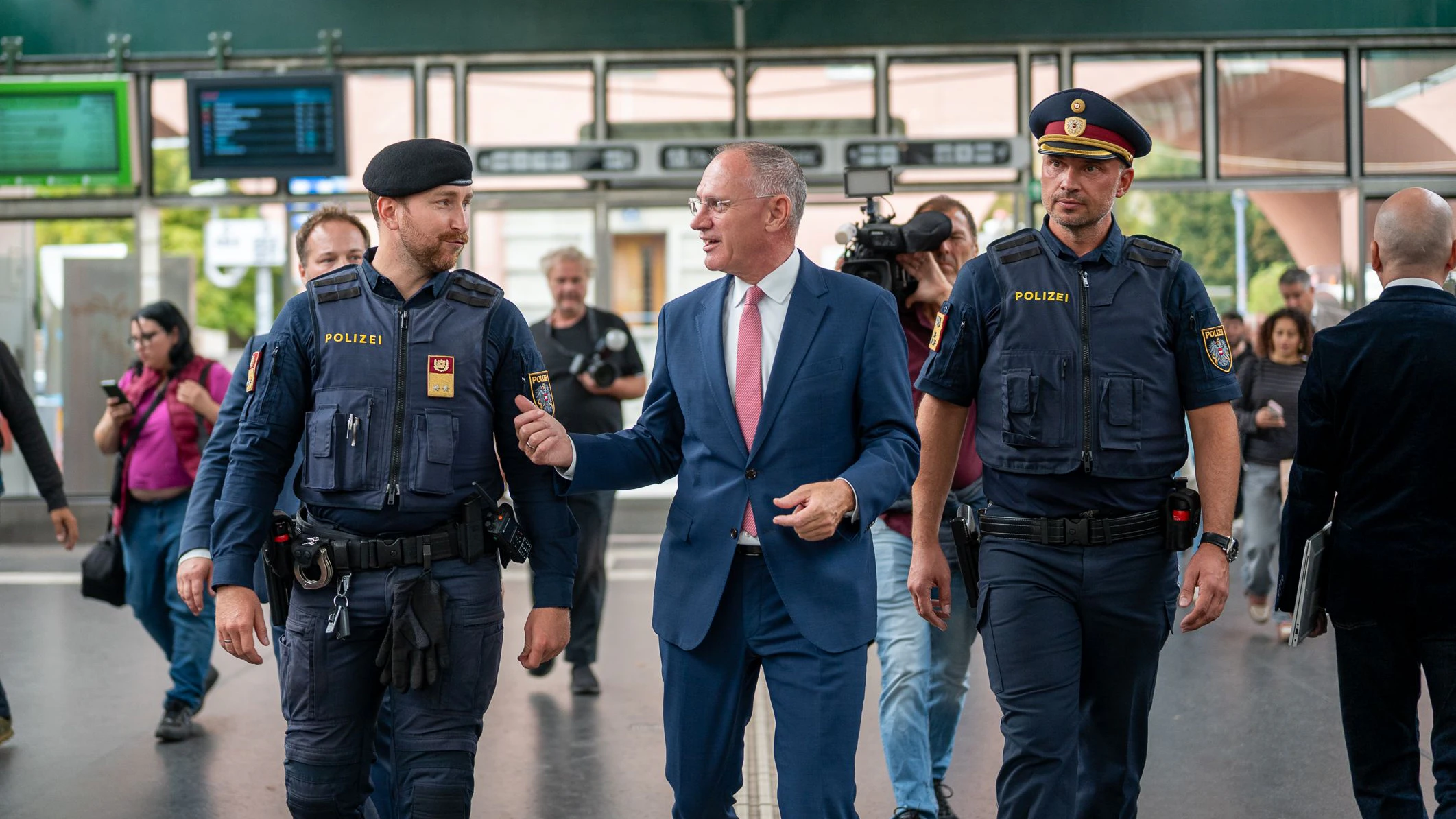 Innenminister Karner bei der Schwerpunktaktion.