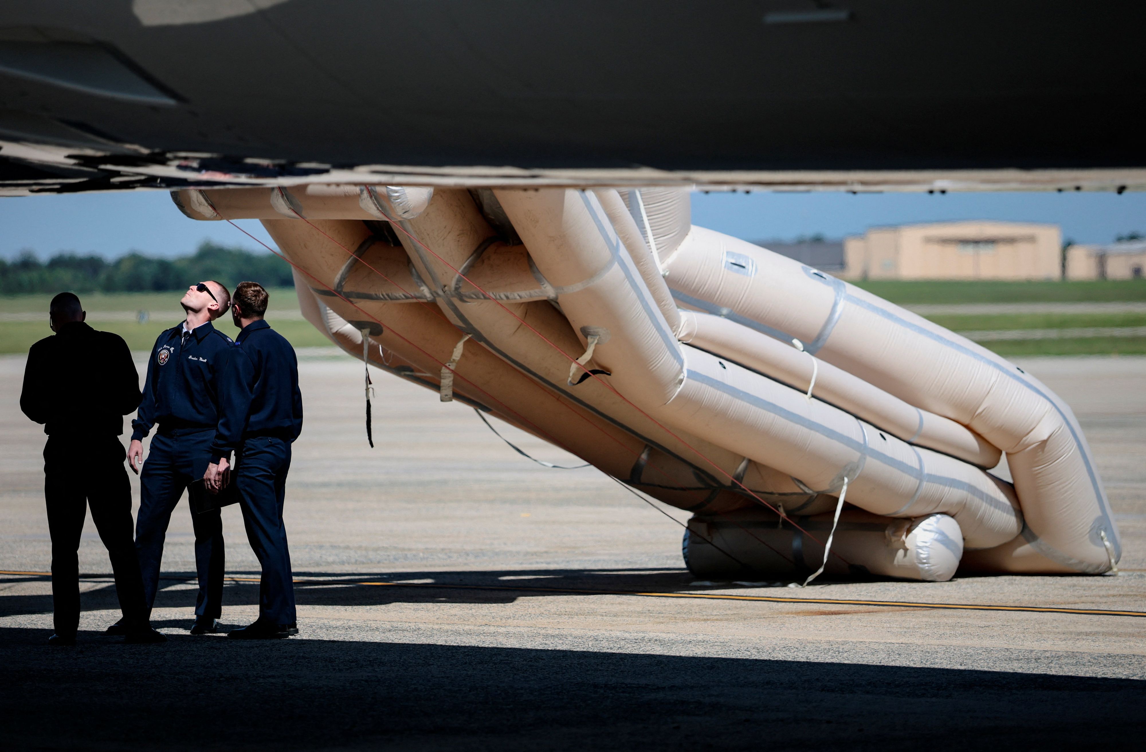 Eine der Notrutschen der Air Force One löste sich versehentlich aus.