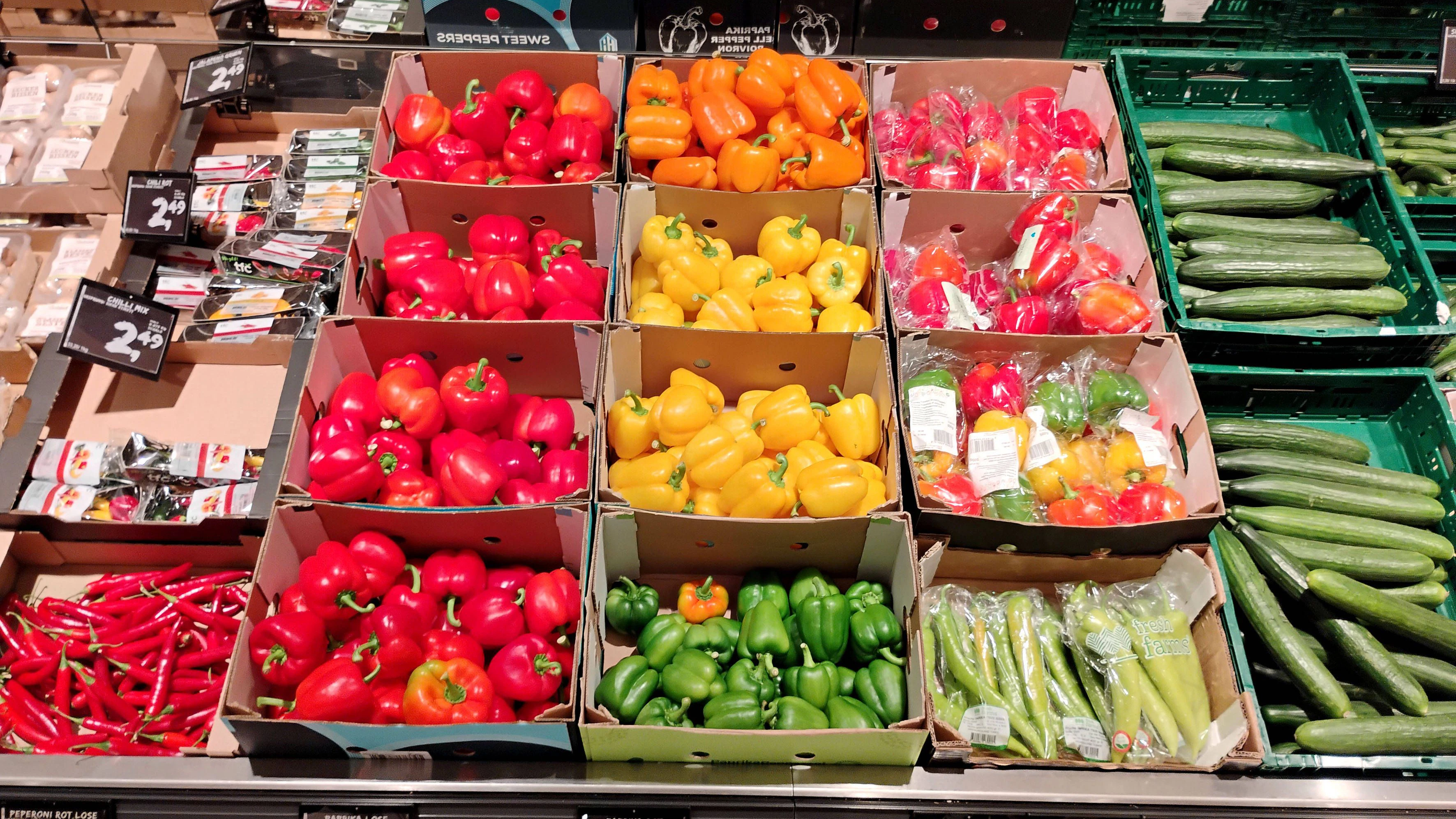 Gemuese / Abteilung / Regale / Regal / im / Auslage / Supermarkt / Shelves in the supermarket / Discounter Gemuese / Abteilung *** Produce Section Shelves in the Supermarket Display Shelves in the Supermarket Discount Store Produce Section PUBLICATIONxINxGERxSUIxAUTxONLY