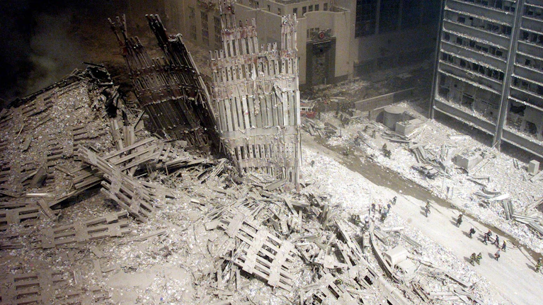 Am 11. September 2026 jähren sich die Terroranschläge von 9/11 zum 25. Mal. Alle lebenden Ex-Präsidenten werden bei einer Zeremonie in New York erwartet. Während George W. Bush erstmals über seine 9/11-Erinnerungen spricht, geht der amtierende Präsident golfen.