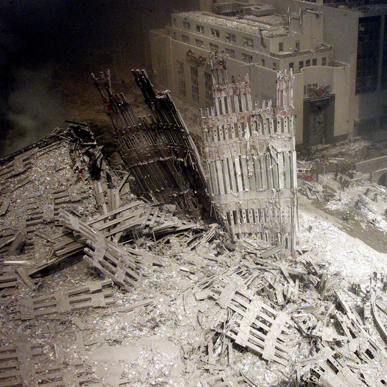 Am 11. September 2026 jähren sich die Terroranschläge von 9/11 zum 25. Mal. Alle lebenden Ex-Präsidenten werden bei einer Zeremonie in New York erwartet. Während George W. Bush erstmals über seine 9/11-Erinnerungen spricht, geht der amtierende Präsident golfen.
