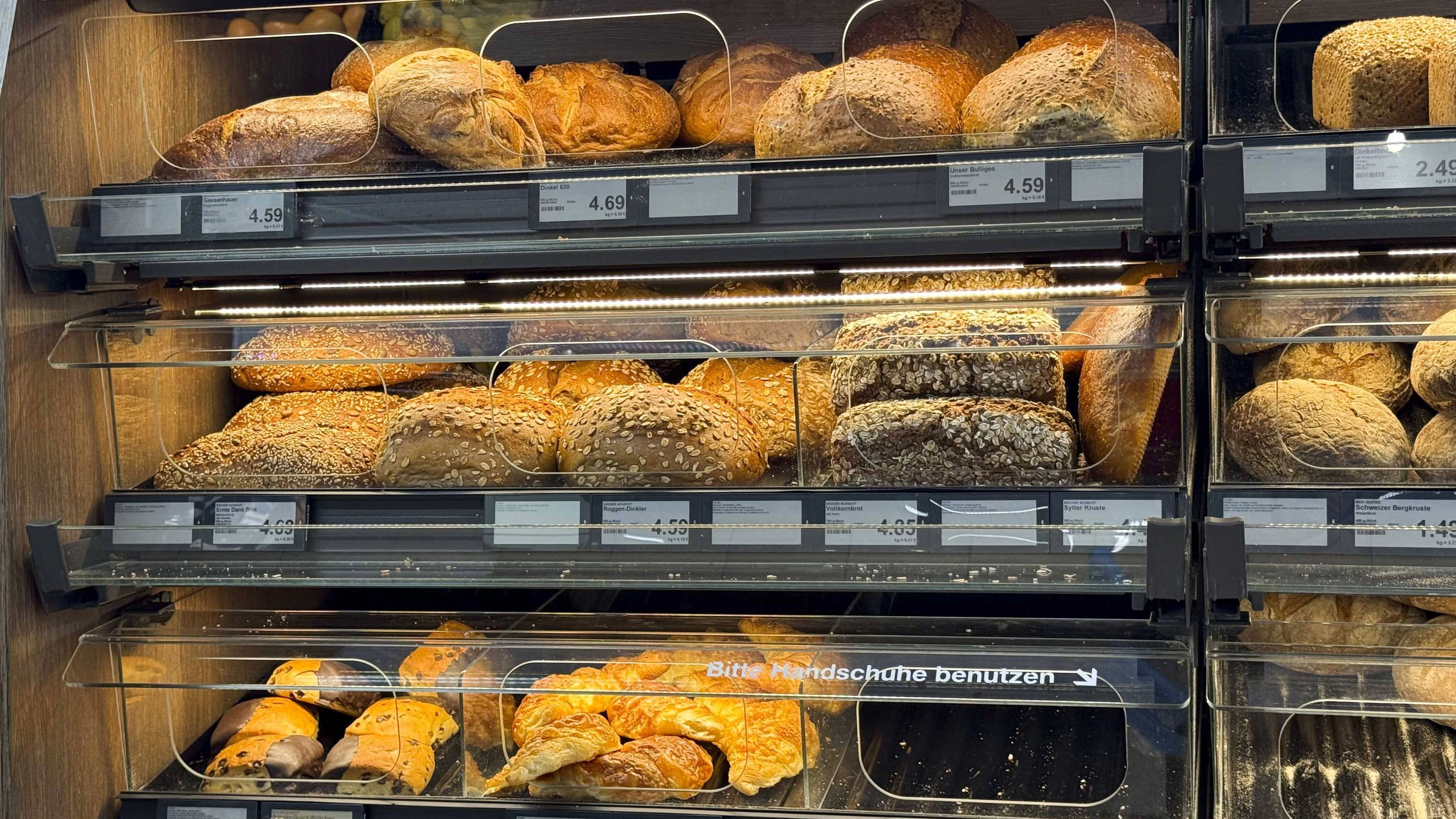 SYMB/BROT- Brot Brotetchen Laugenstangen verschiedene Sorten Frisch einzeln vom Baecker im Regal zum Verkauf beim Discounter Aldi HH Deutschland *** SYMB BROT Bread, small loaves, pretzel sticks, various varieties, fresh, individually packaged from the bakery, on the shelves for sale at the discount supermarket Aldi in Hamburg, Germany