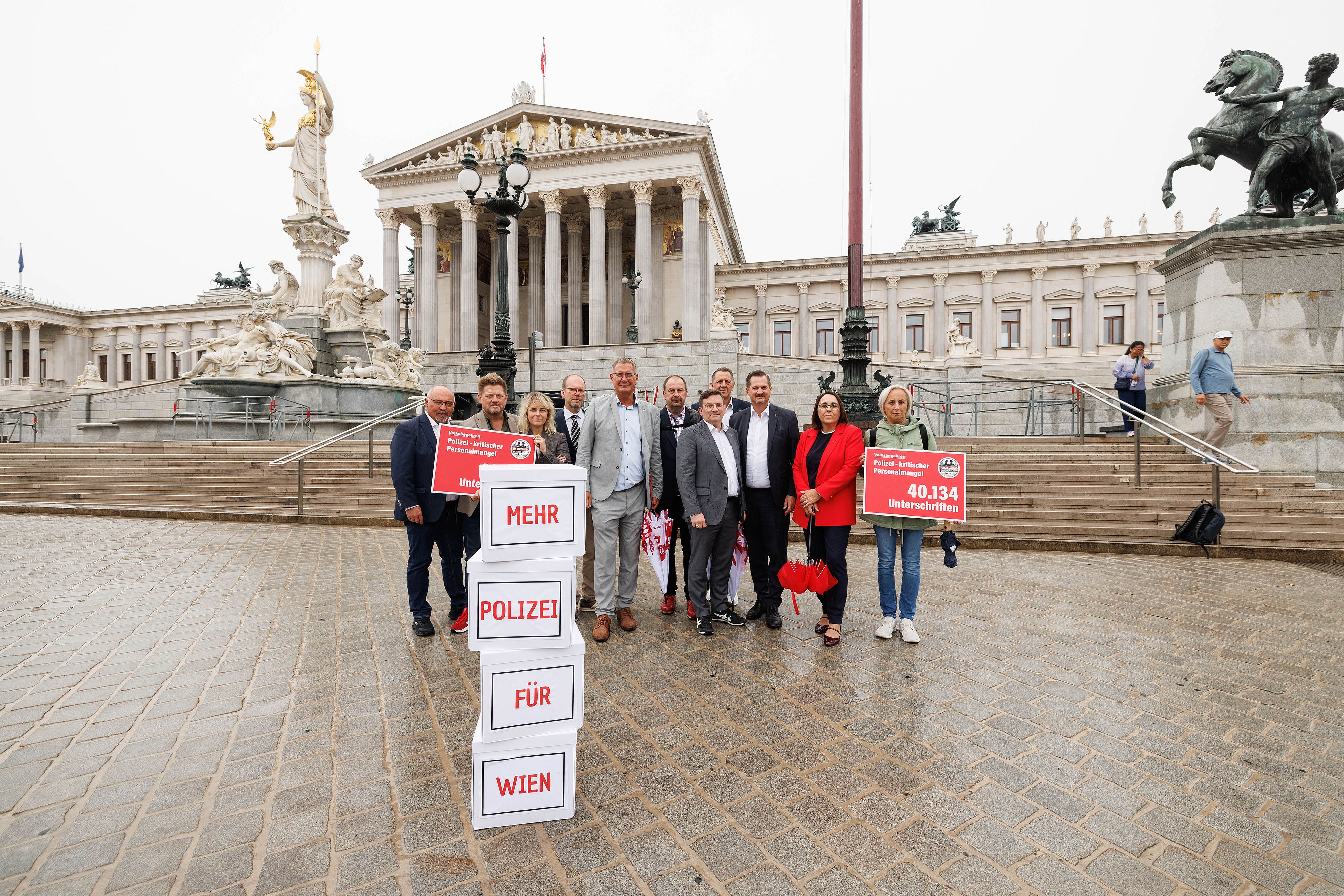 Wiener BezirksvorsteherInnen übergeben die Petition vor dem Parlament.